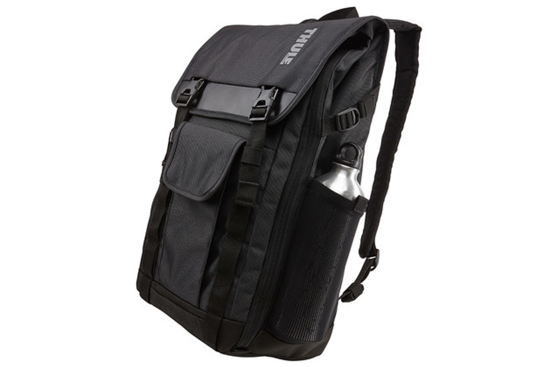 Schwarzer Rucksack mit einer Wasserflasche in der Seitentasche. Er hat Riemen und Schnallen.