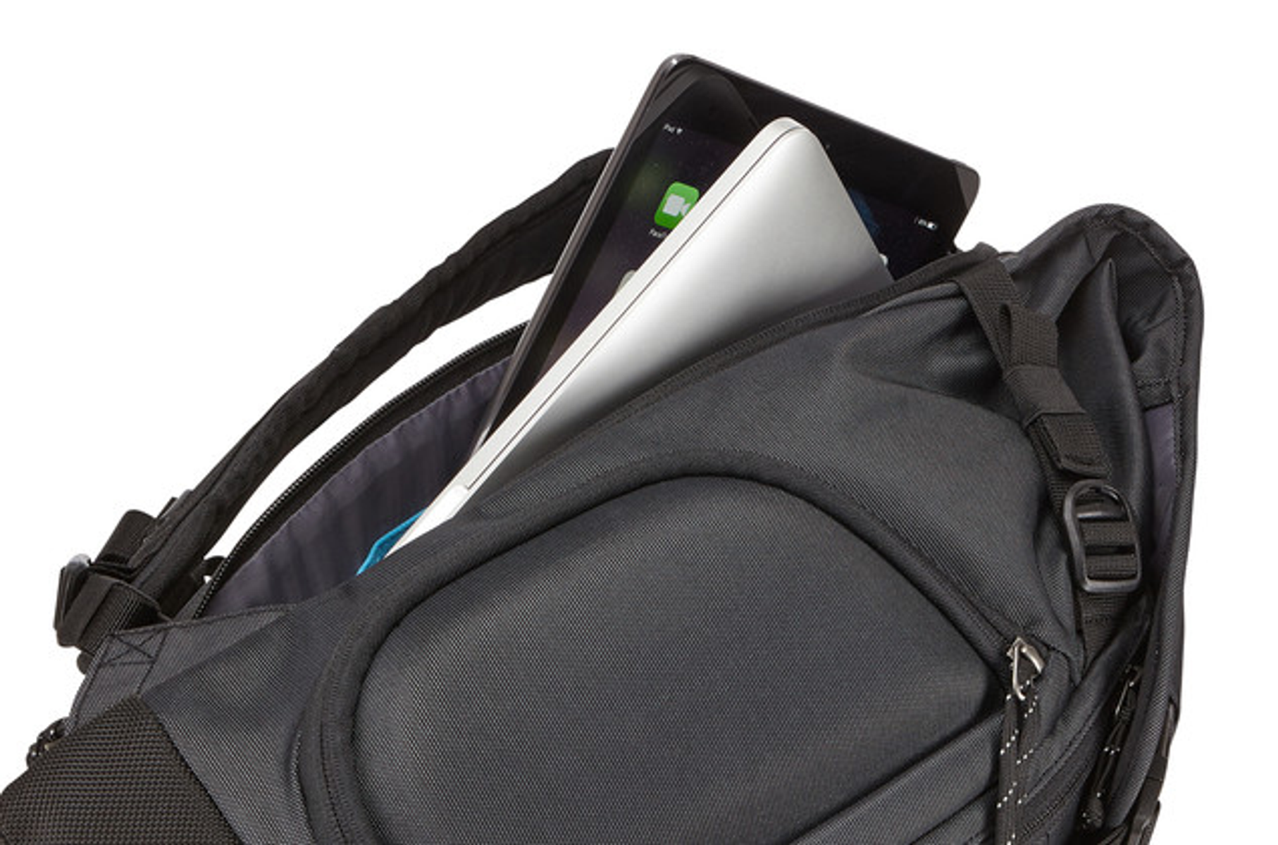 Schwarzer Rucksack mit Laptop und Tablet. Die Tasche hat einen Schulterriemen.