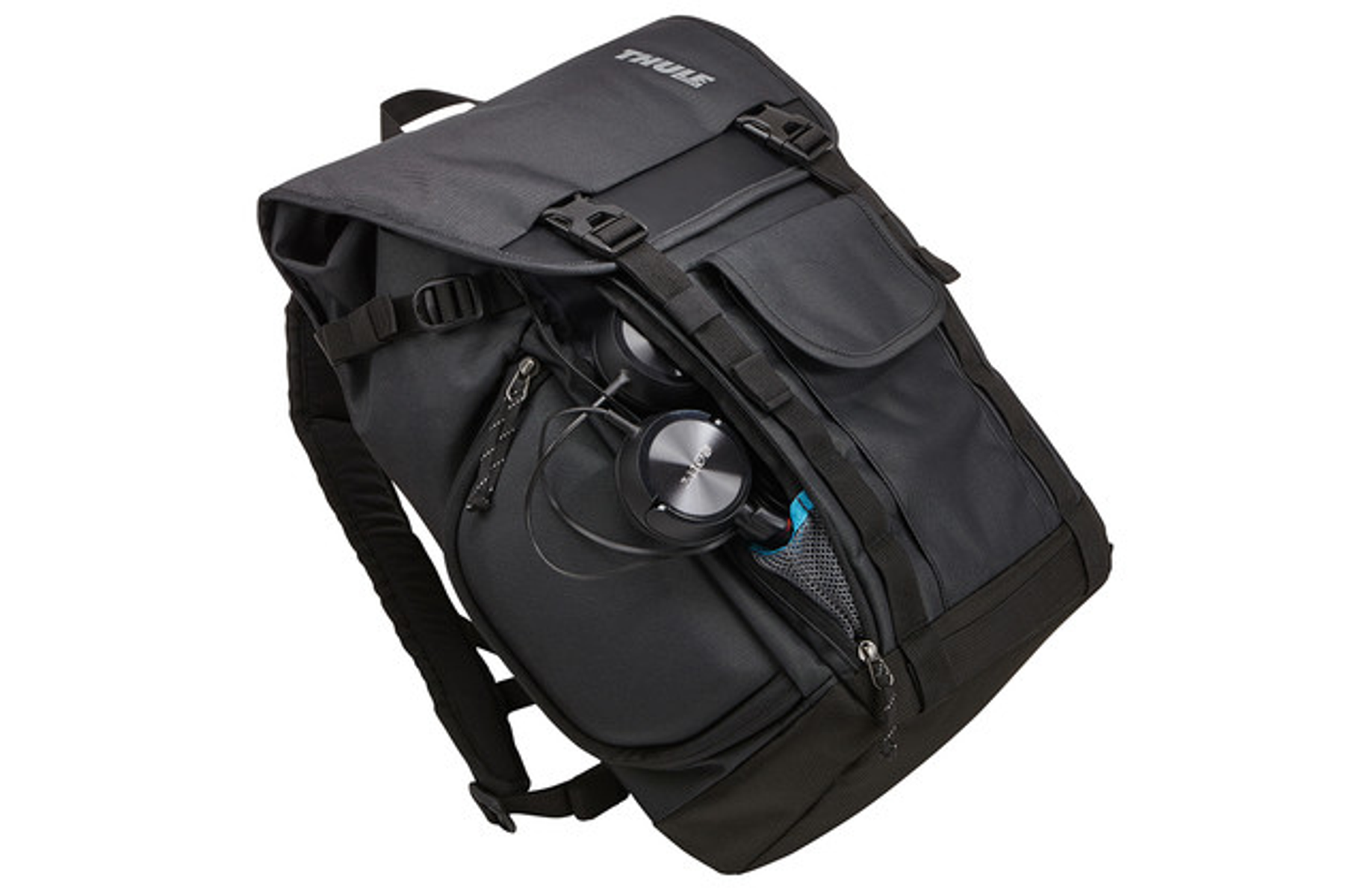 Schwarzer Rucksack mit Kopfhörern im Inneren, offene Tasche.