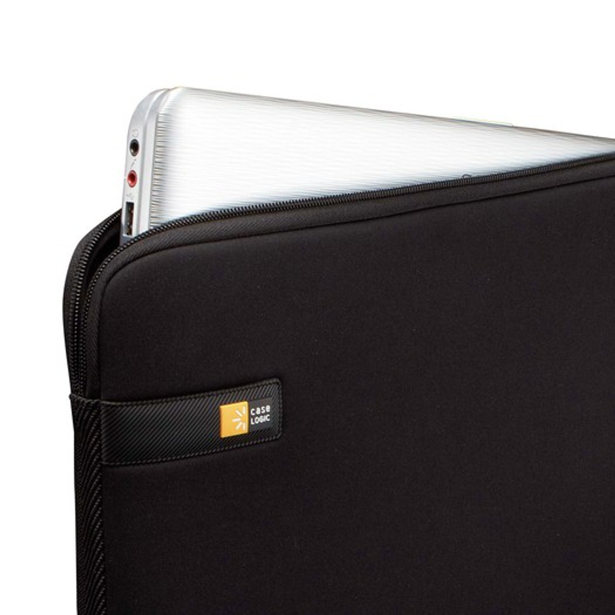 Ein schwarzer Laptop in einer schwarzen Schutzhülle, mit einem Case Logic-Etikett.