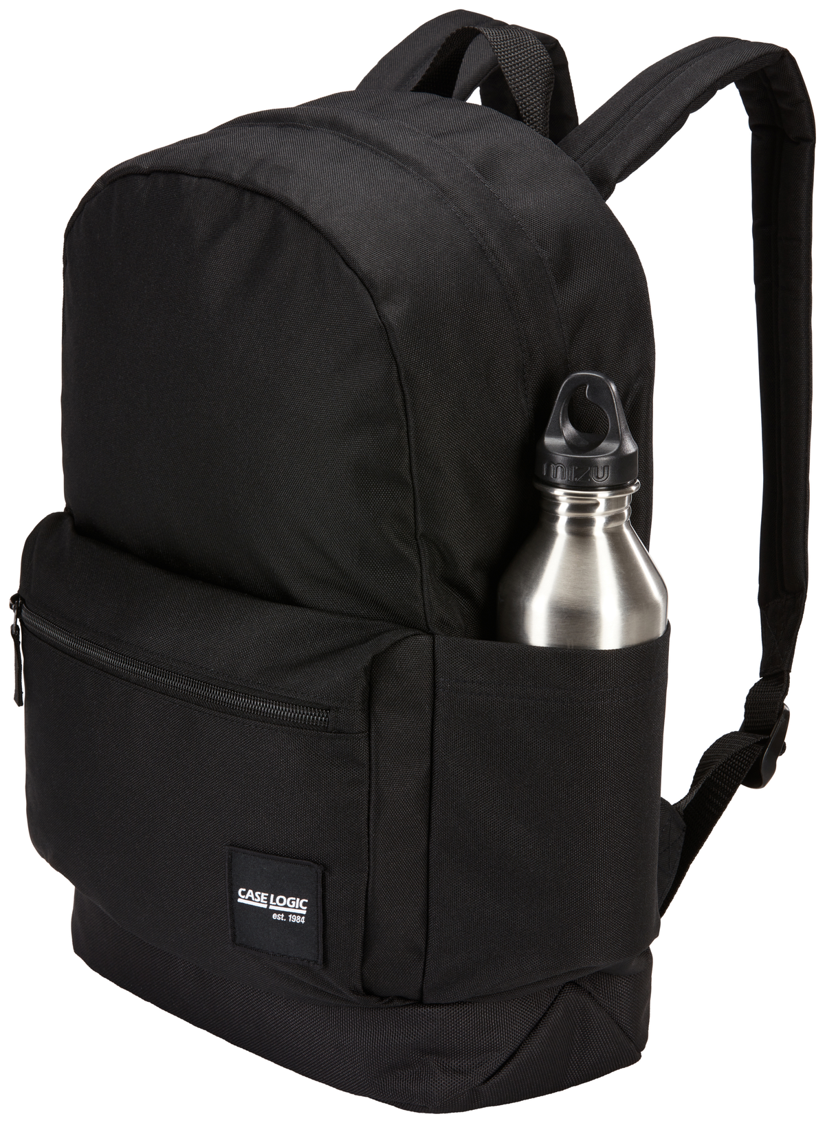 Ein schwarzer Case Logic Rucksack mit einer Wasserflasche in der Seitentasche auf weißem Grund.