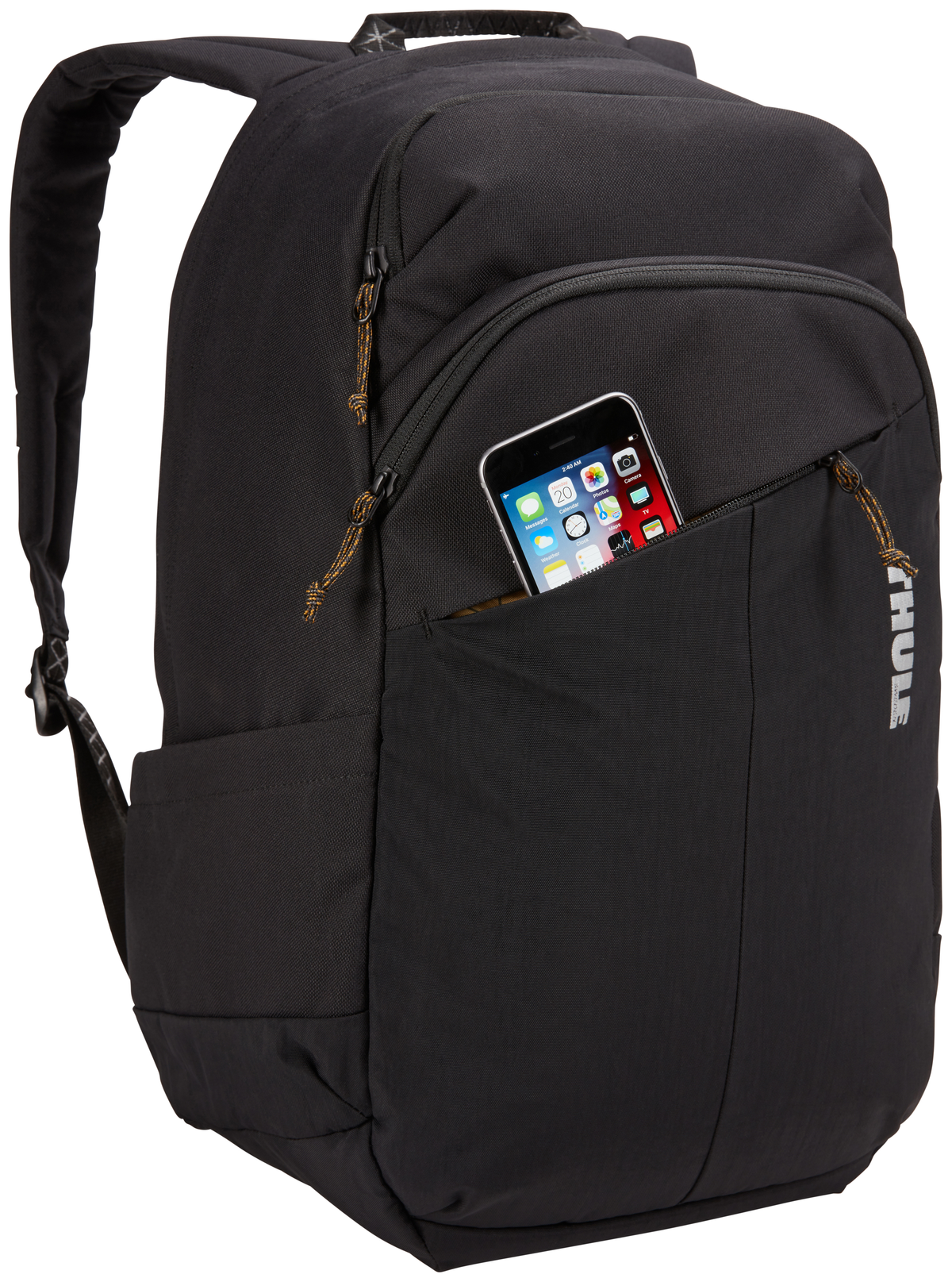 Schwarzer Rucksack, Telefon in der Tasche. Braune Reißverschlusszipper und Thule-Logo.