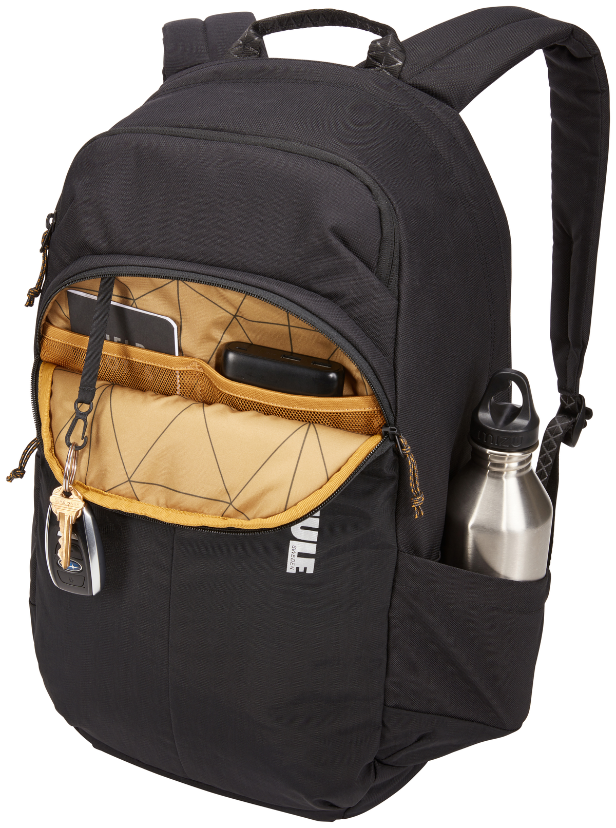 Schwarzer Rucksack mit mehreren Taschen und einer Wasserflasche in einer Seitentasche.