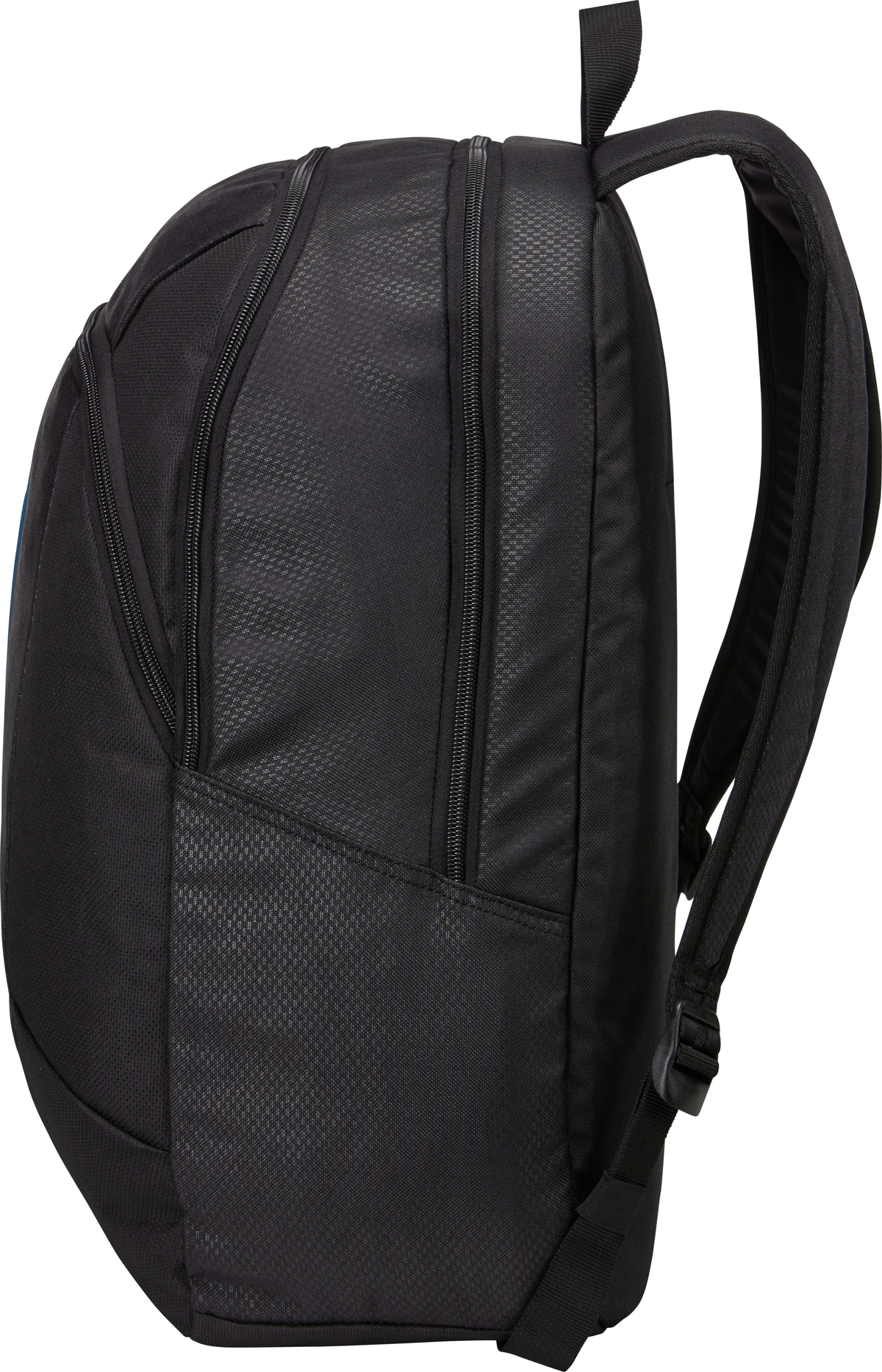 Ein schwarzer Rucksack mit mehreren Reißverschlüssen, Seitenansicht. Der Hintergrund ist schlicht weiß.