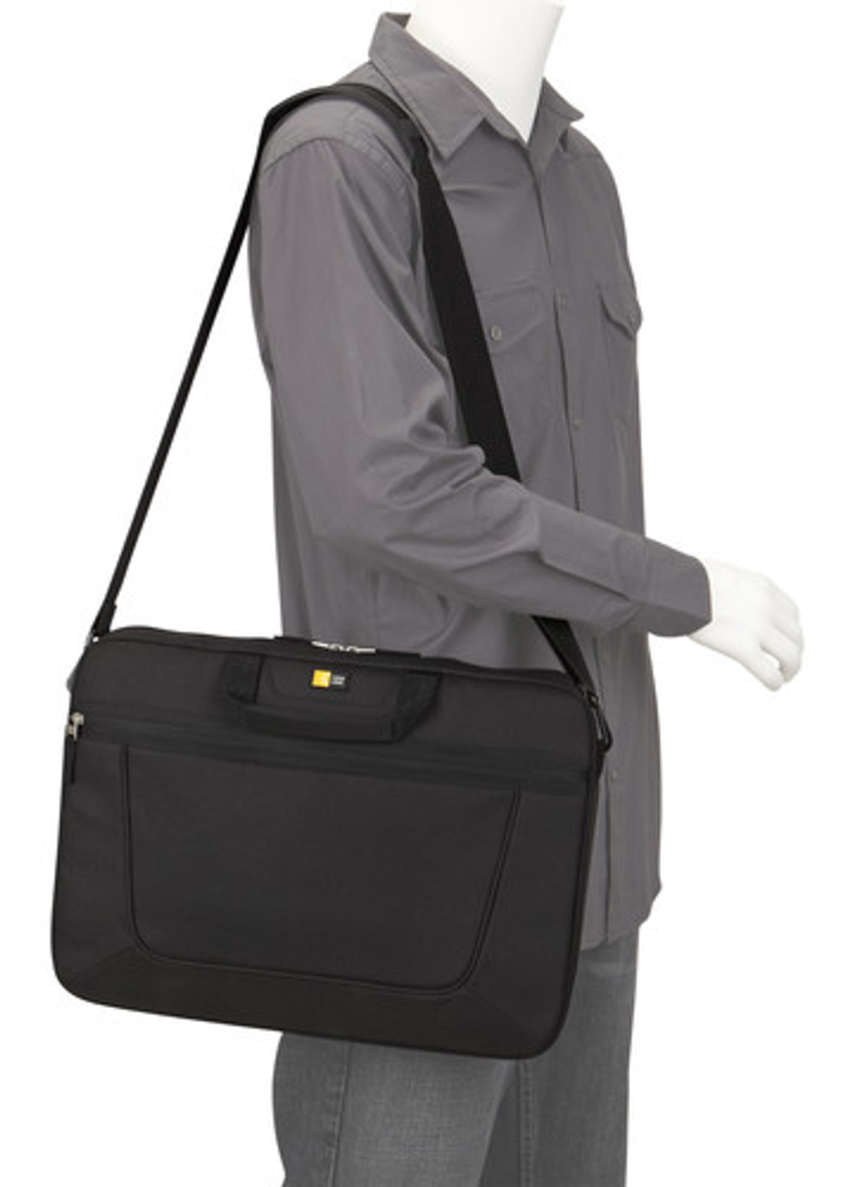 Una persona con una camicia grigia che trasporta una borsa per laptop nera.