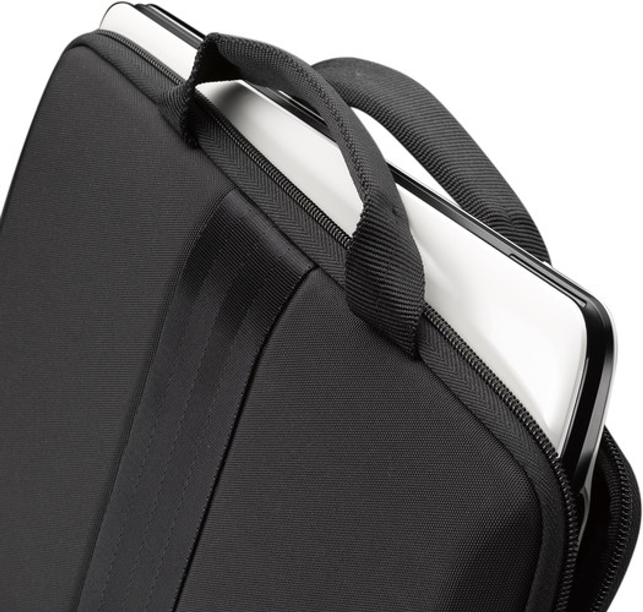 Un laptop in una custodia nera. La custodia è chiusa con una cerniera e ha una maniglia in alto.