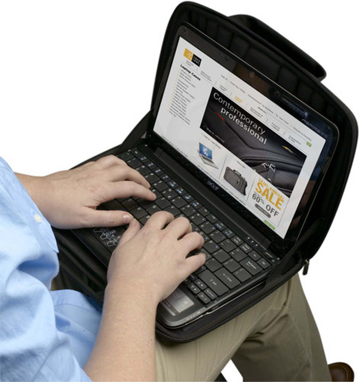 Una persona usa un laptop all'interno di una custodia nera, sulle ginocchia.