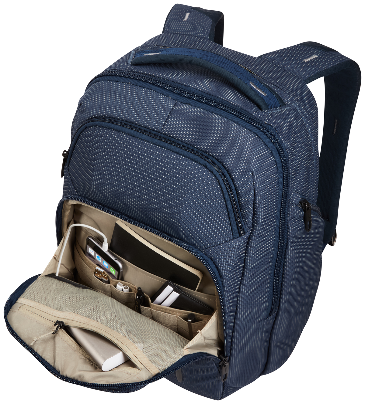 Marineblauer Rucksack, geöffnet, um Fächer mit Telefon, Stiften und Notizbüchern zu zeigen.