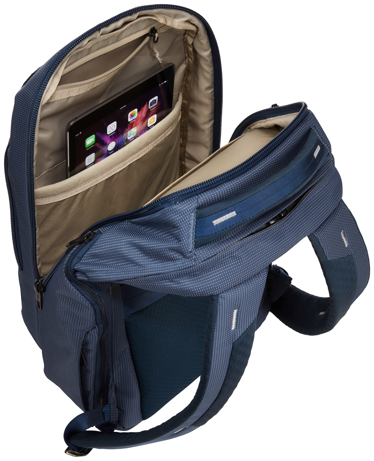 Ein blauer Rucksack, geöffnet, mit Tablet in einer Tasche und anderen Fächern.