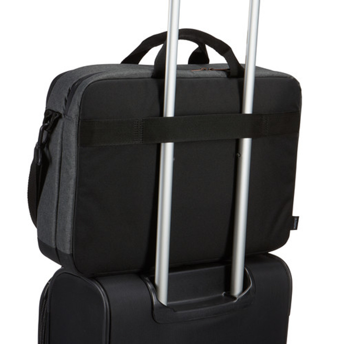 Czarna i szara torba na laptopa na czarnej walizce, ze srebrnymi uchwytami.