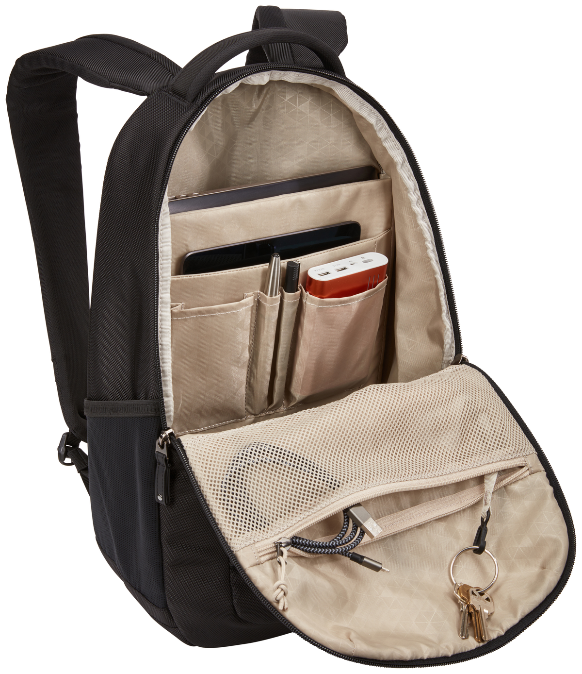 Schwarzer Rucksack geöffnet, zeigt Innentaschen mit Gegenständen wie Tablet, Stift und Ladegerät.