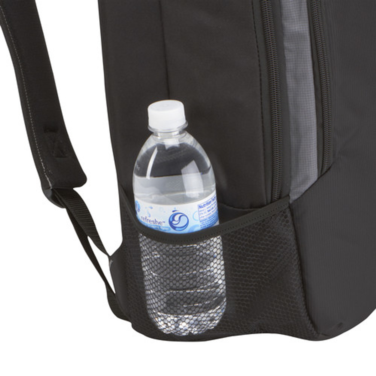 Ein schwarzer Rucksack mit einer Wasserflasche in der Seitentasche. Die Flasche ist klar mit weißem Deckel. Die Tasche ist aus Mesh.