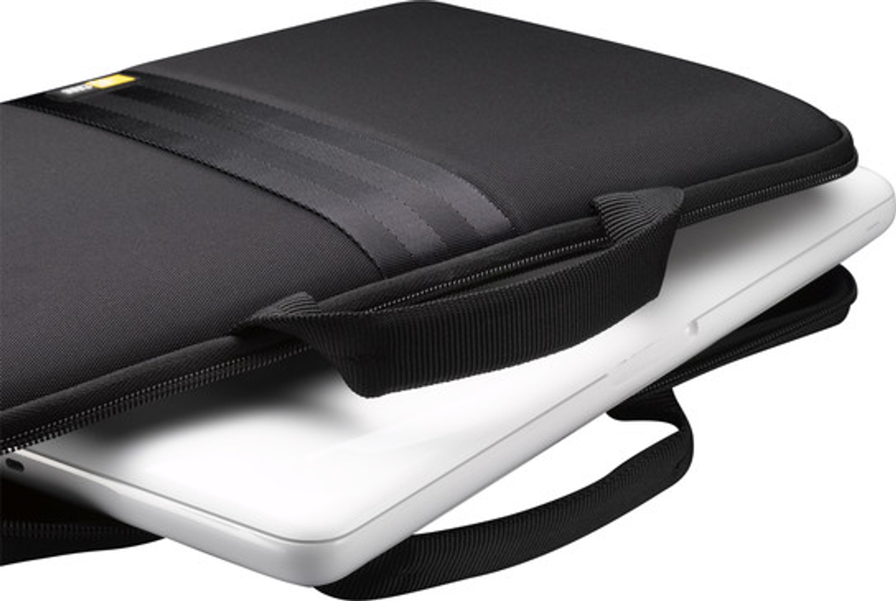 Schwarze Laptoptasche mit Griff und weißem Laptop darin. Nahaufnahme.