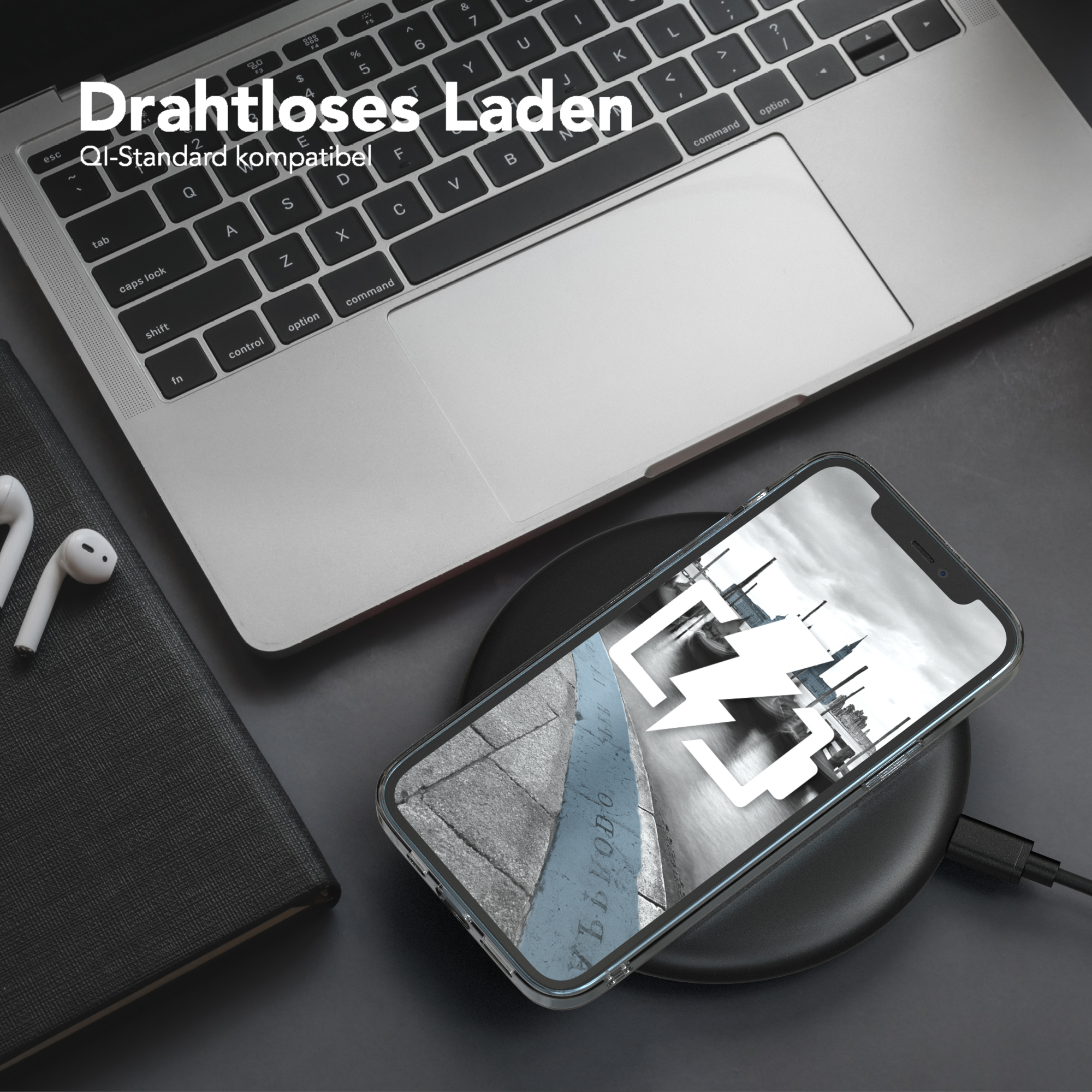 Ein Telefon liegt auf einem kabellosen Ladegerät neben einem Laptop und Ohrhörern. Text sagt 'Wireless Charging'.