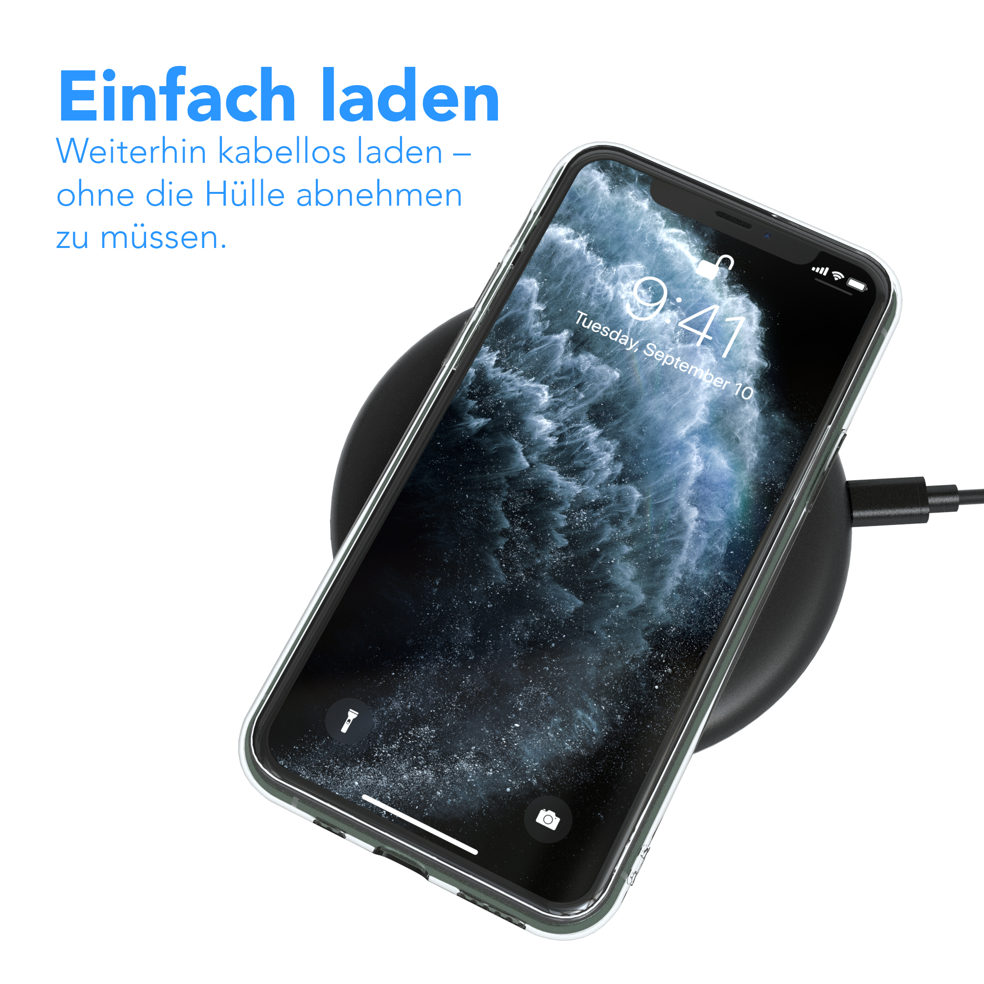 Telefon auf kabellosem Ladegerät. Bildschirm zeigt Zeit, Telefon in klarer Hülle. Schwarzes Ladegerät.