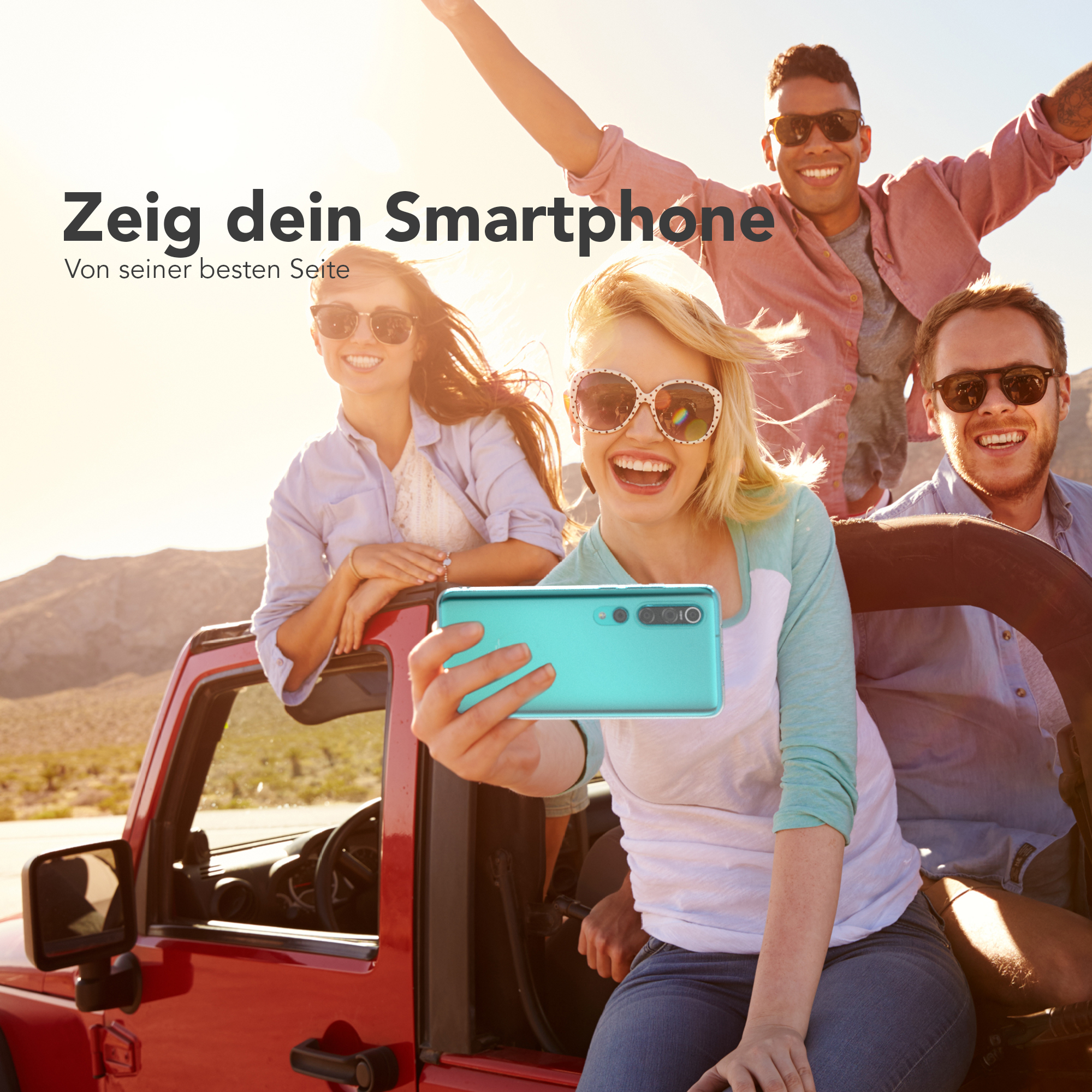 Freunde machen Selfie von rotem Jeep, einer hält teal Handyhülle.