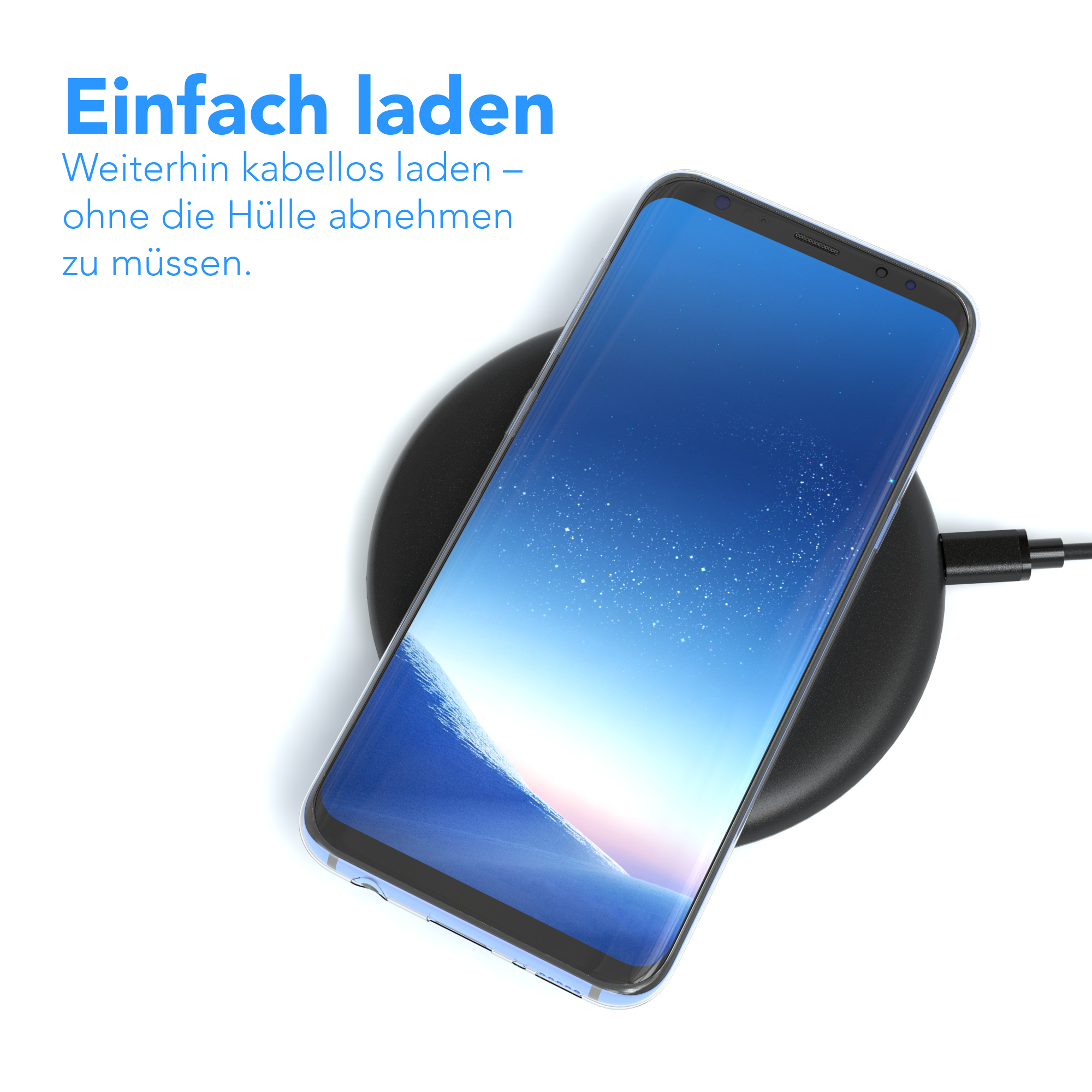 Ein Telefon auf einem schwarzen kabellosen Ladegerät. Das Ladegerät befindet sich auf einer weißen Oberfläche. Text ist vorhanden.