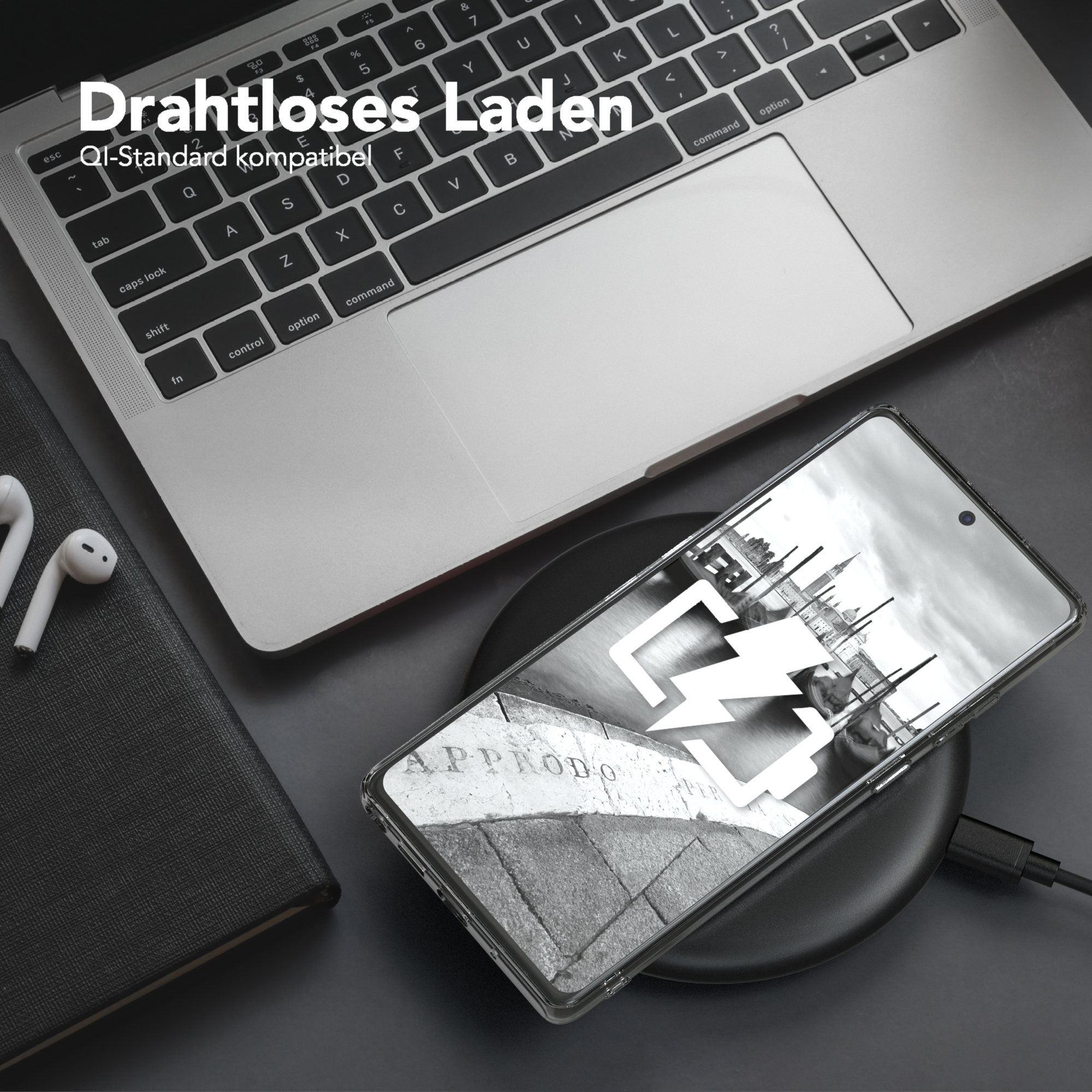 Laptop und Handy laden drahtlos auf einem schwarzen Ladepad.