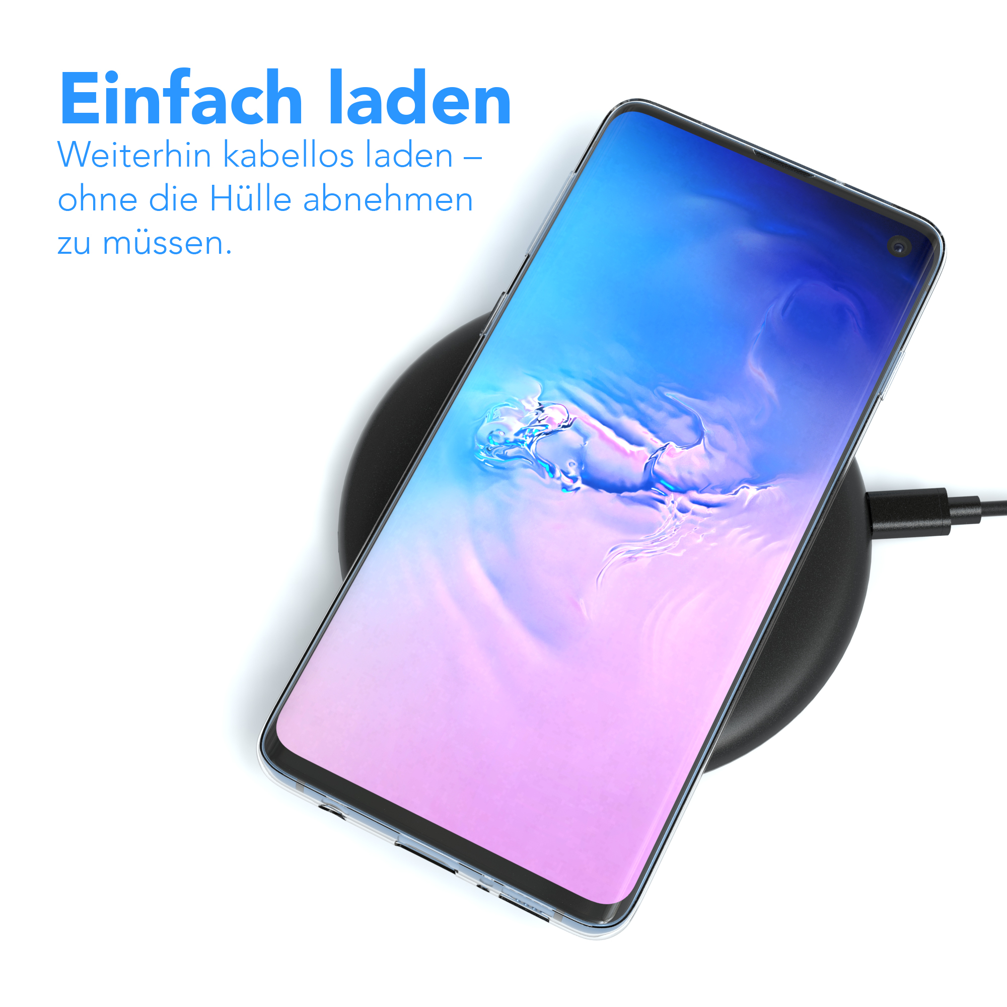 Ein Telefon wird drahtlos auf einem schwarzen Ladepad geladen. Das Telefon hat einen Bildschirm.