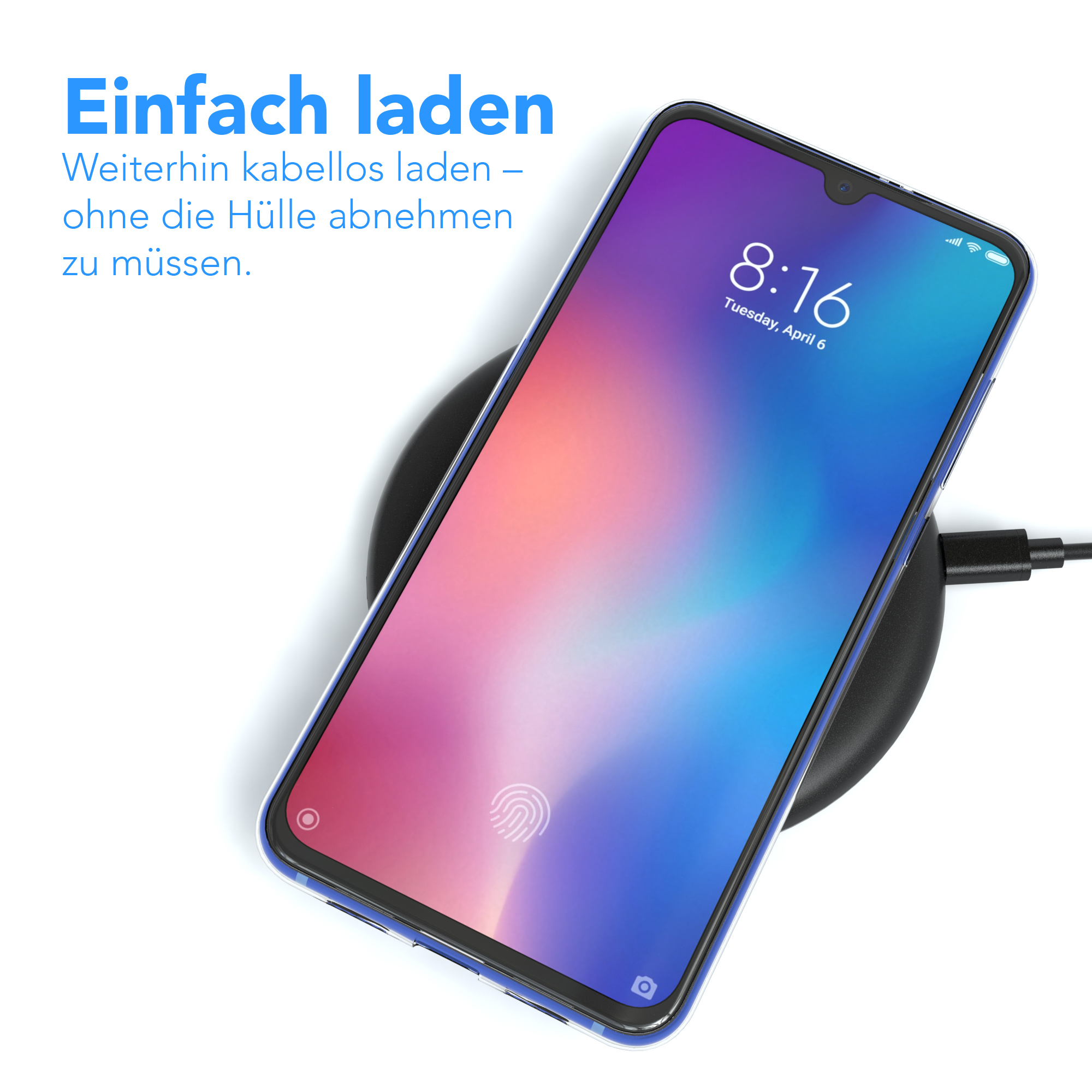 Smartphone, das kabellos auf einem schwarzen Ladepad geladen wird. Der Bildschirm zeigt einen Sperrbildschirm.