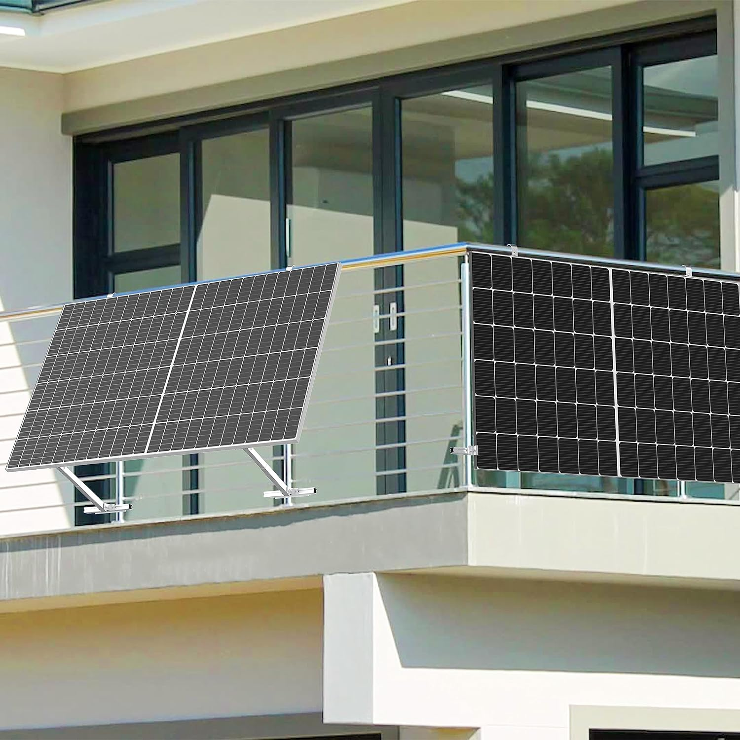 Solarpaneele auf einem Balkon mit modernem Gebäude im Hintergrund, sonniger Tag.