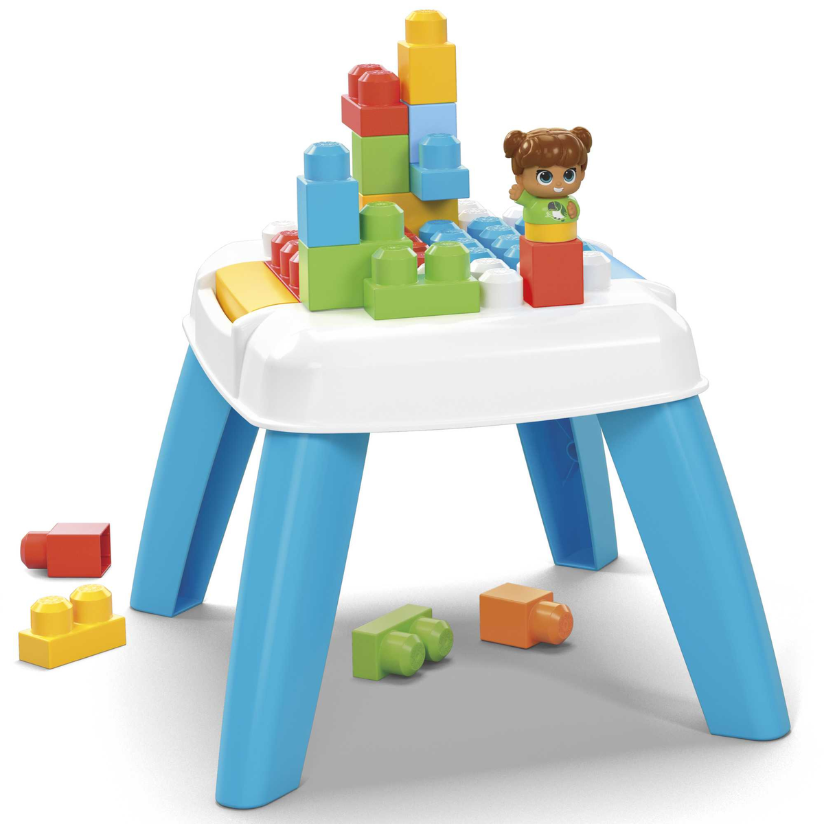 Kolorowe klocki i lalka na niebiesko-białym stole do zabawy.