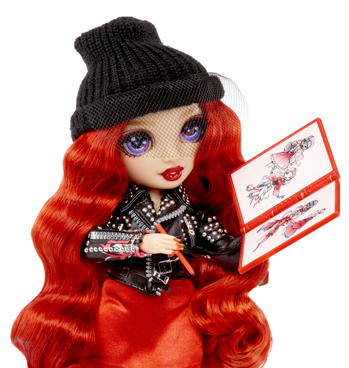 Lalka z rudymi włosami i czarną czapką, trzymająca rysunek. Białe tło.