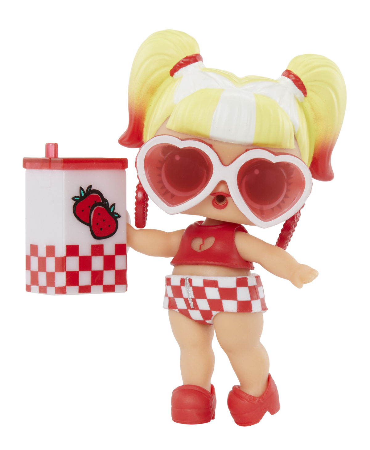Lalka w okularach w kształcie serca, trzymająca truskawkowy napój, w czerwonym stroju.