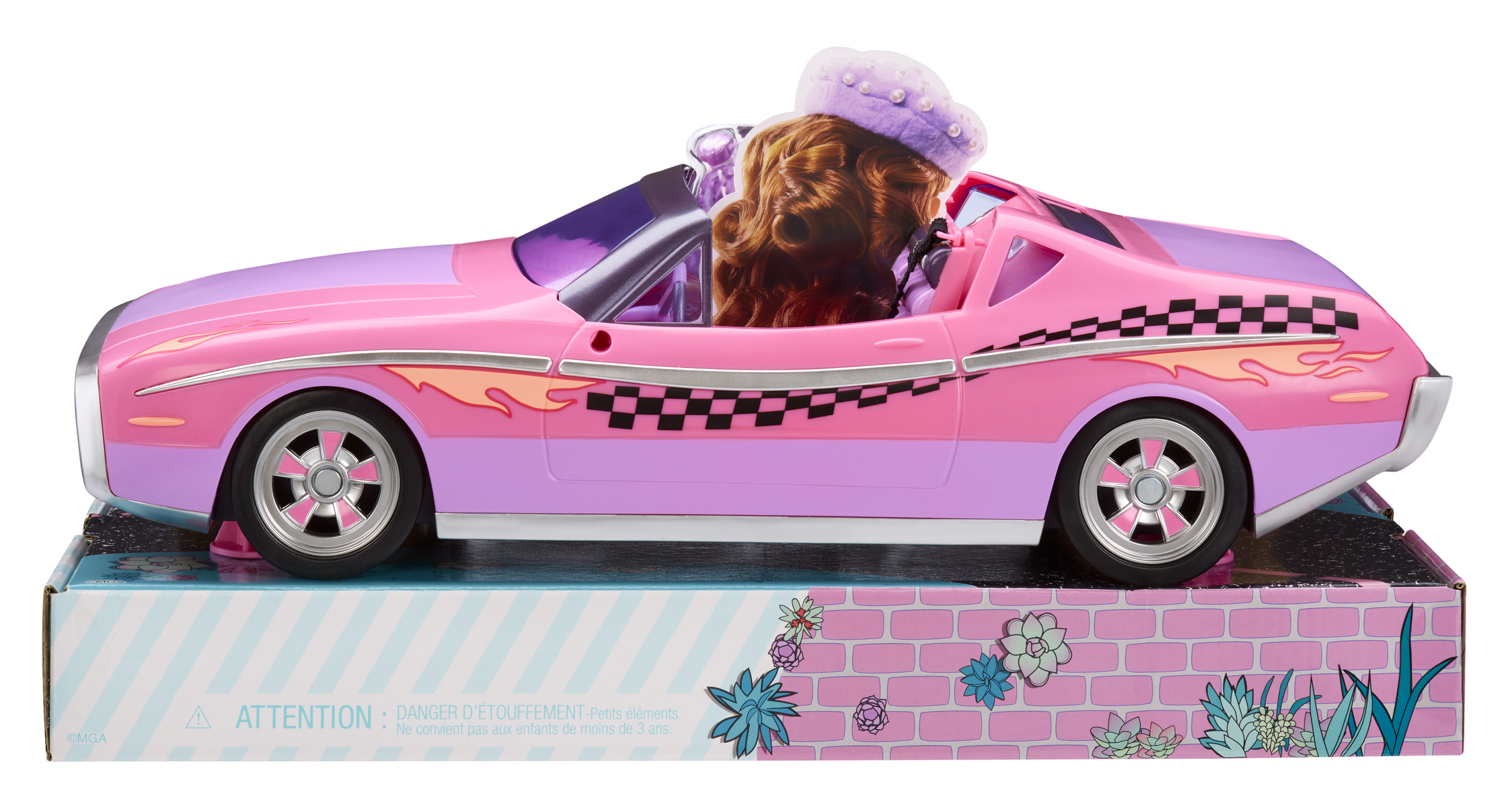Różowy zabawkowy samochód z lalką w środku. Ma białą podstawę z różowym i fioletowym nadwoziem.