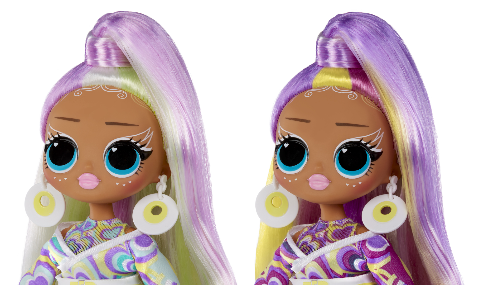 Dwie lalki. Jedna z lawendowymi i żółtymi włosami, druga z żółtymi i lawendowymi włosami. Obie mają duże oczy.