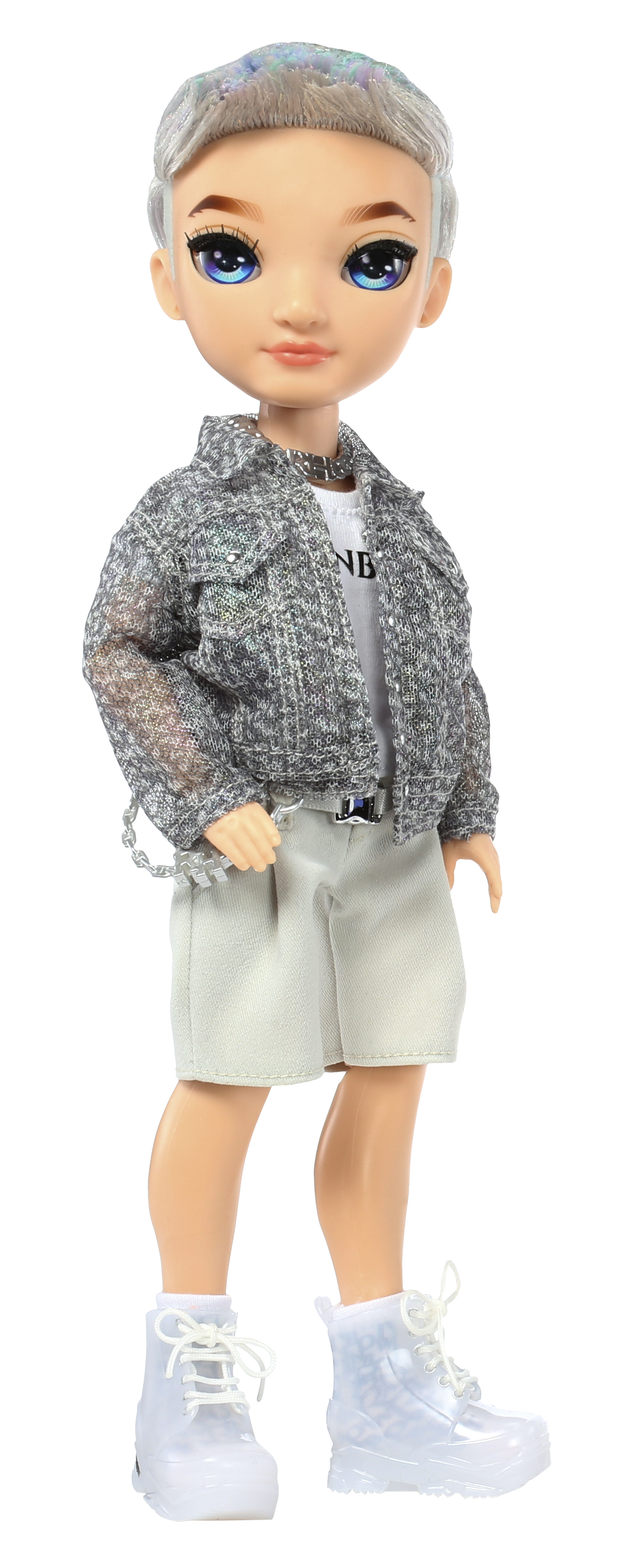 Lalka modowa ze srebrnymi włosami i kurtką. Lalka stoi. Białe tło.