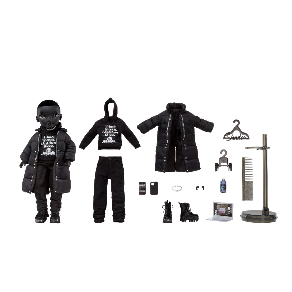 Lalka i asortyment czarnych ubrań i akcesoriów są ułożone w studio.