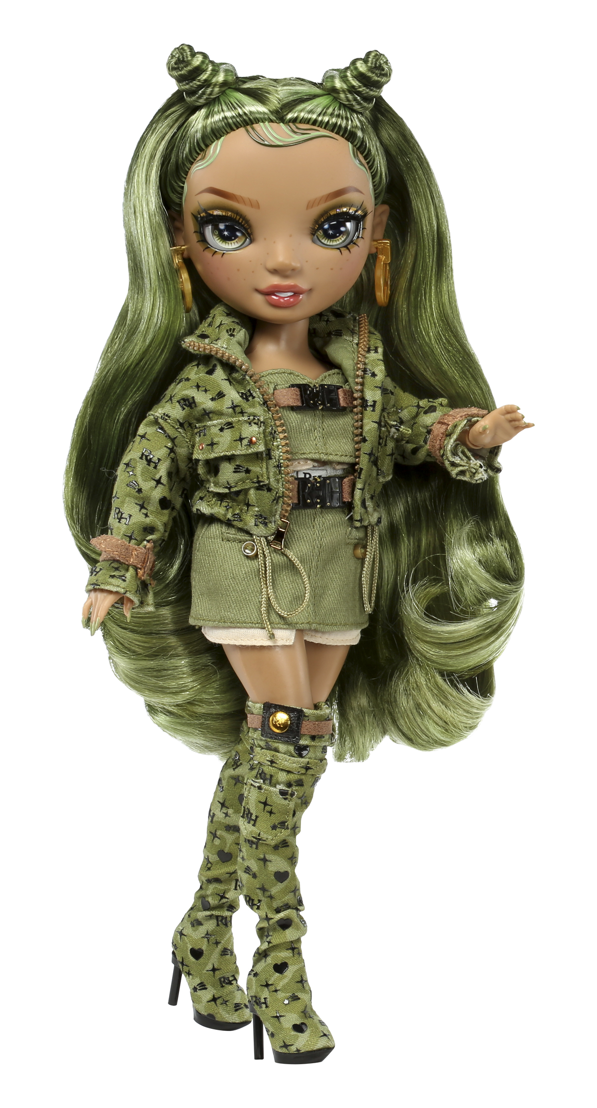 Lalka z zielonymi włosami w zielonym stroju i butach. Nosi zieloną kurtkę i spódnicę.
