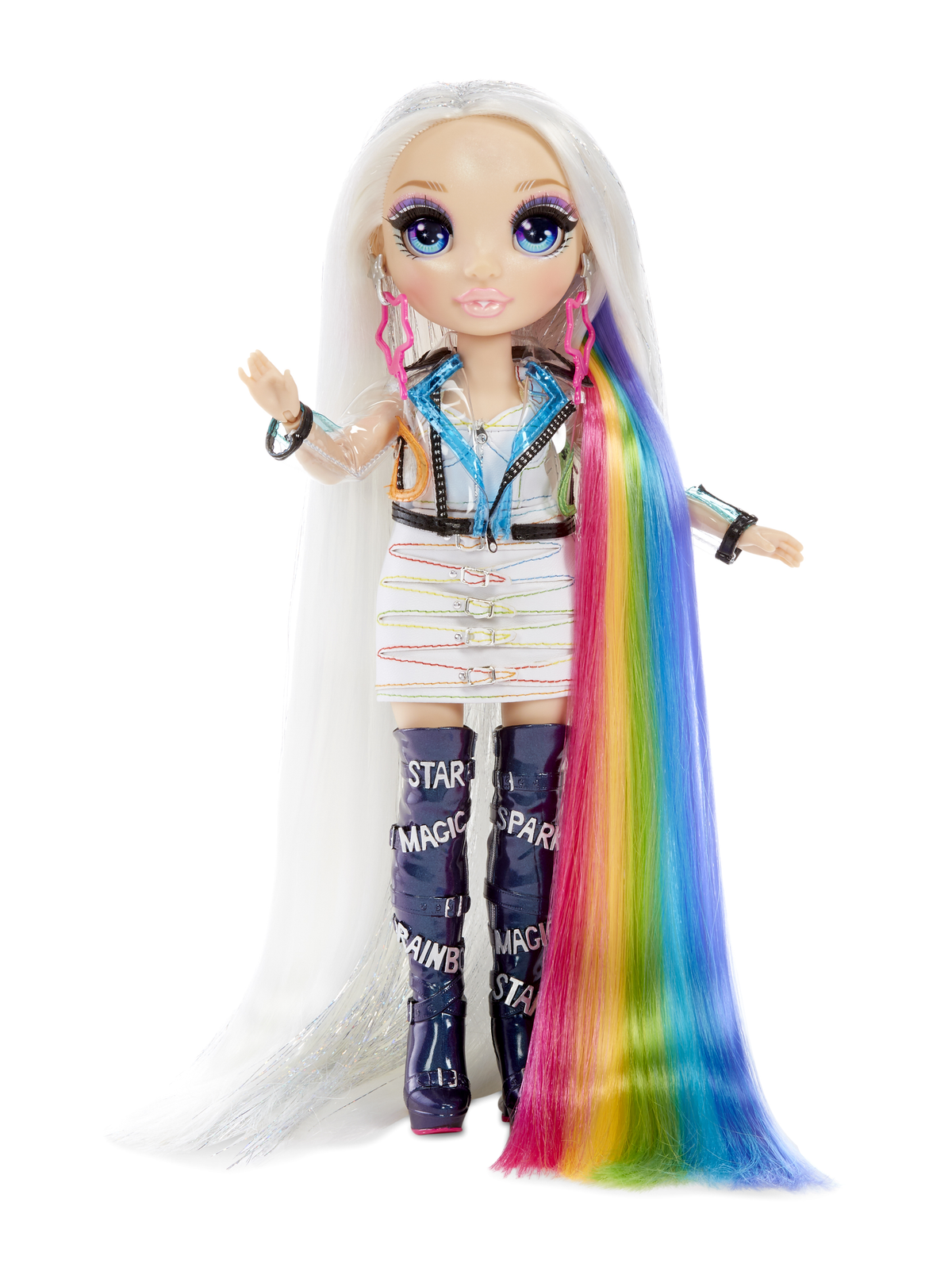 Eine Puppe mit langen weißen Haaren und einem Regenbogen-Schwanz, trägt ein weißes Kleid und blaue Stiefel.