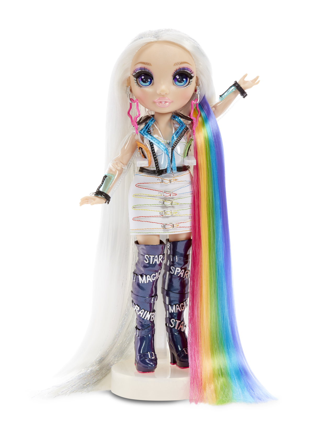 Puppe mit langem weißen und Regenbogenhaar, trägt weißes Outfit mit blauen Stiefeln.
