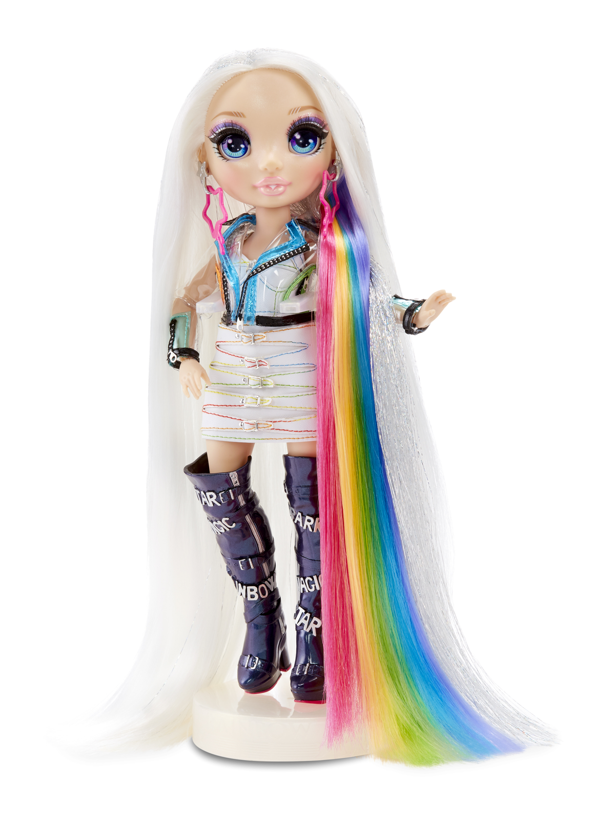 Eine Puppe mit langen weißen Haaren und einem Regenbogenstrich, trägt farbenfrohes Outfit und Stiefel.