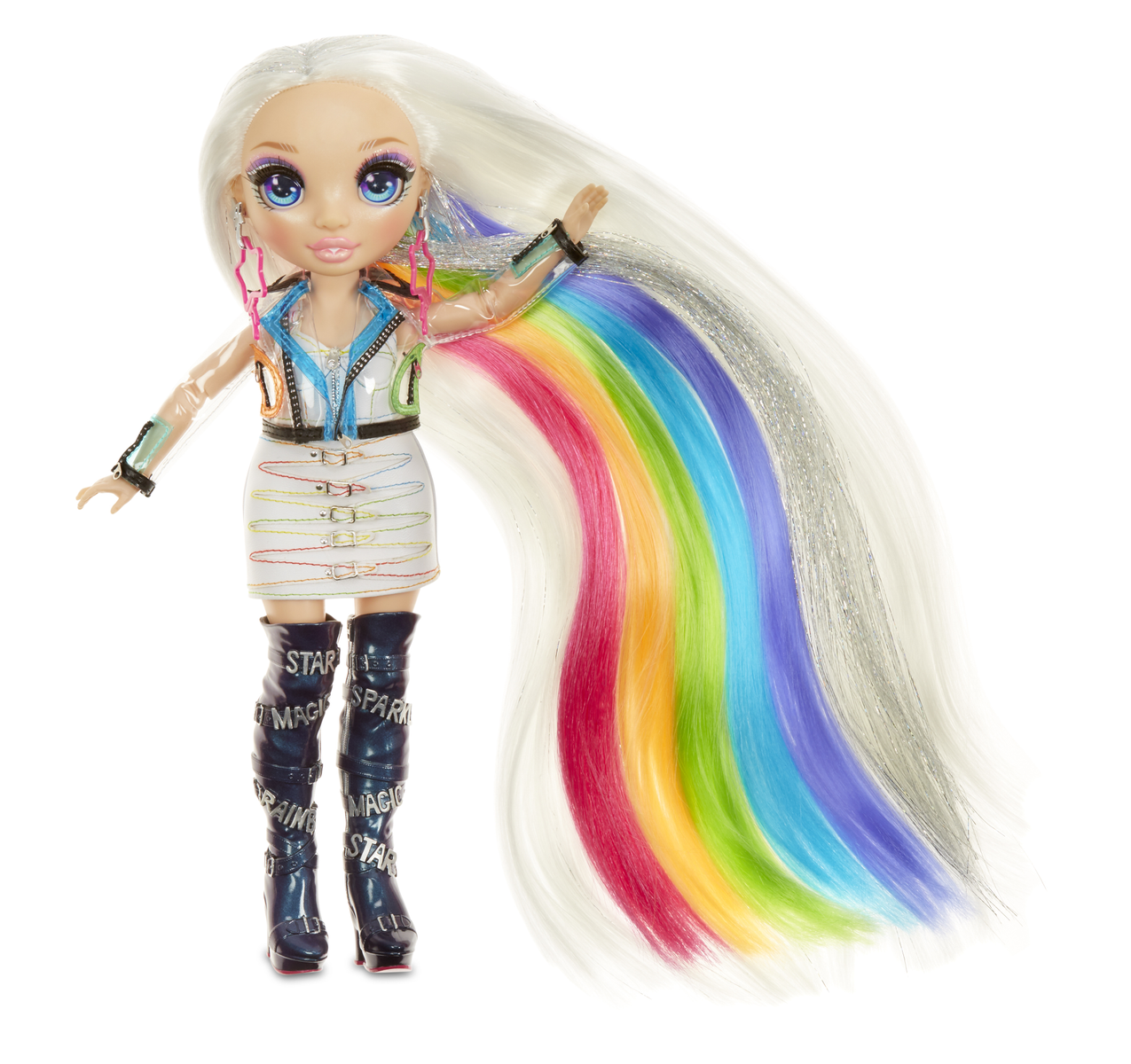 Eine Modepuppe mit Regenbogenhaar, die ein stilvolles Outfit und Stiefel trägt. Weißer Hintergrund.