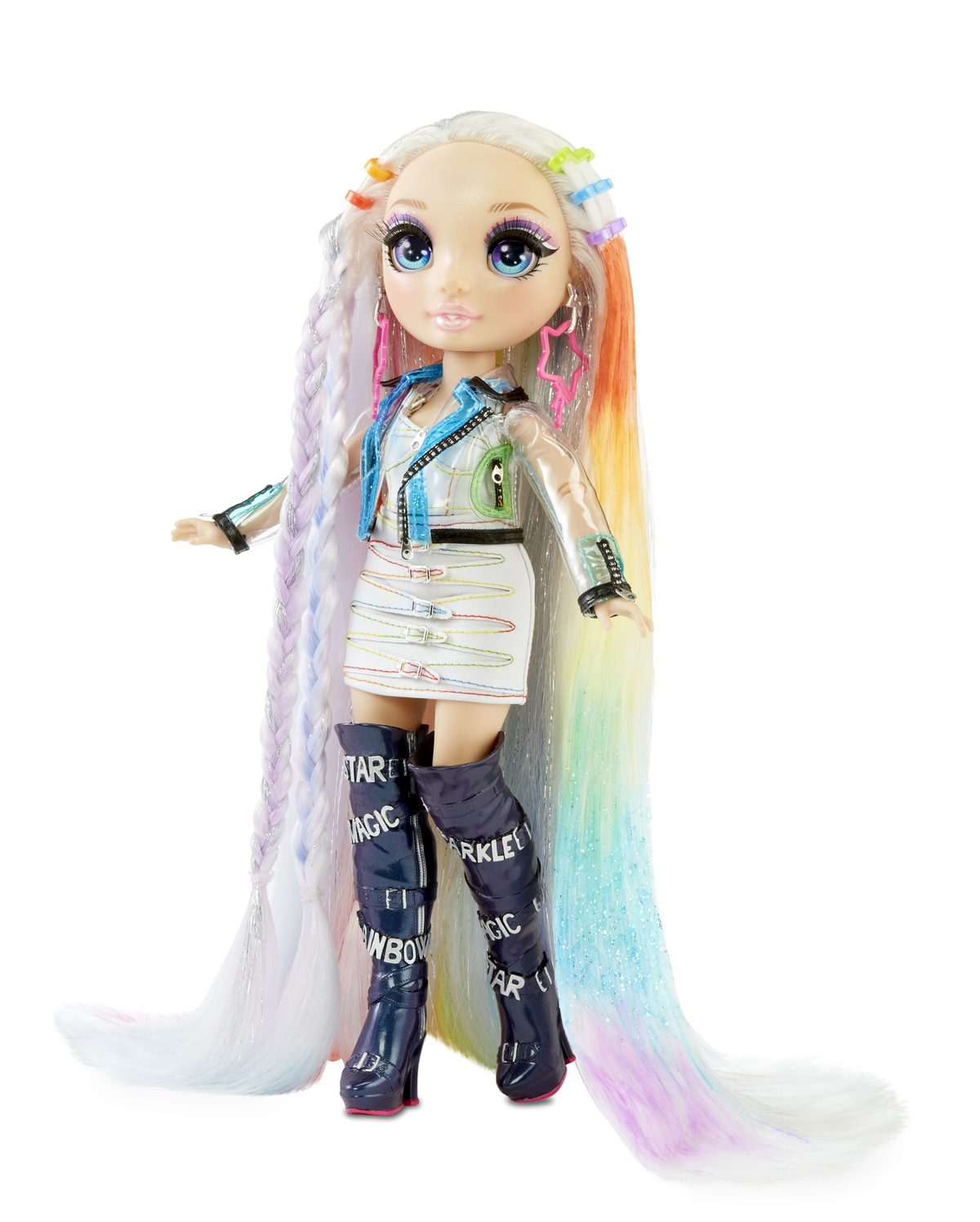 Eine Puppe mit Regenbogenhaar und einem bunten Outfit und Stiefeln. Es ist eine Rainbow High-Puppe.