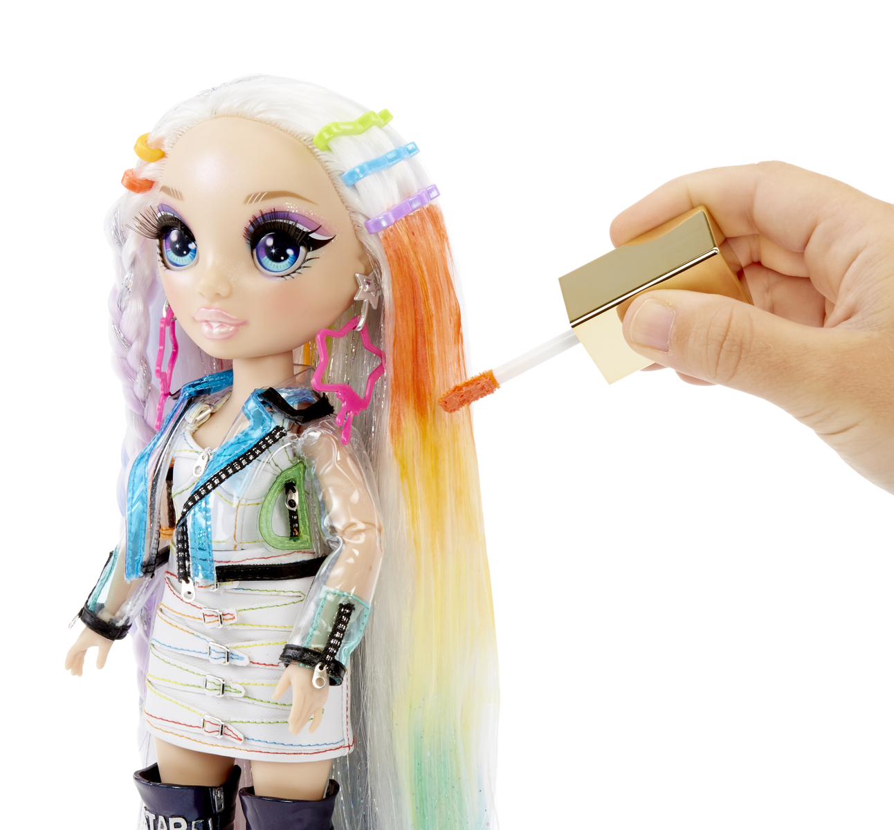 Puppe mit bunten Haaren, die mit einem Lippenstift-Applikator gestylt wird, weißer Hintergrund.