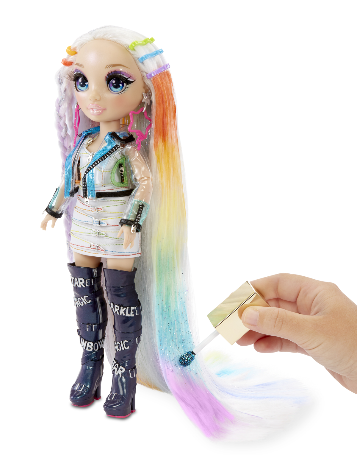 Eine Puppe mit Regenbogenhaar. Eine Hand trägt Glitzer mit einem Pinsel auf.