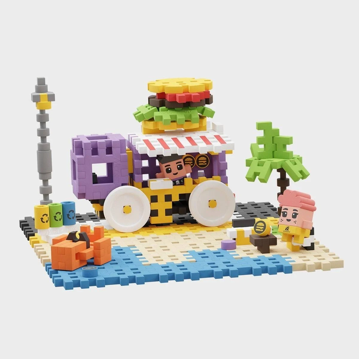 Scena z Lego: food truck, klienci, palma i różne produkty spożywcze na plaży.