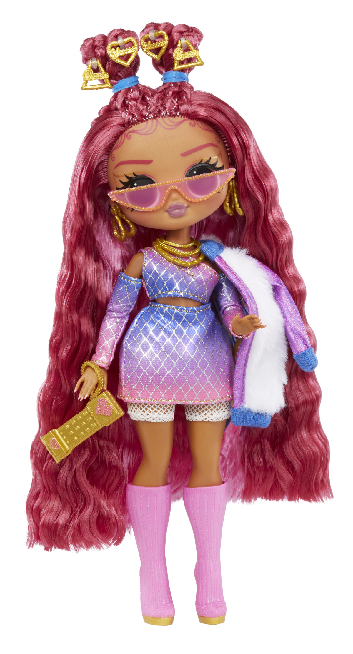 Lalka z różowymi włosami, okularami przeciwsłonecznymi i modnym strojem. Trzyma torebkę.