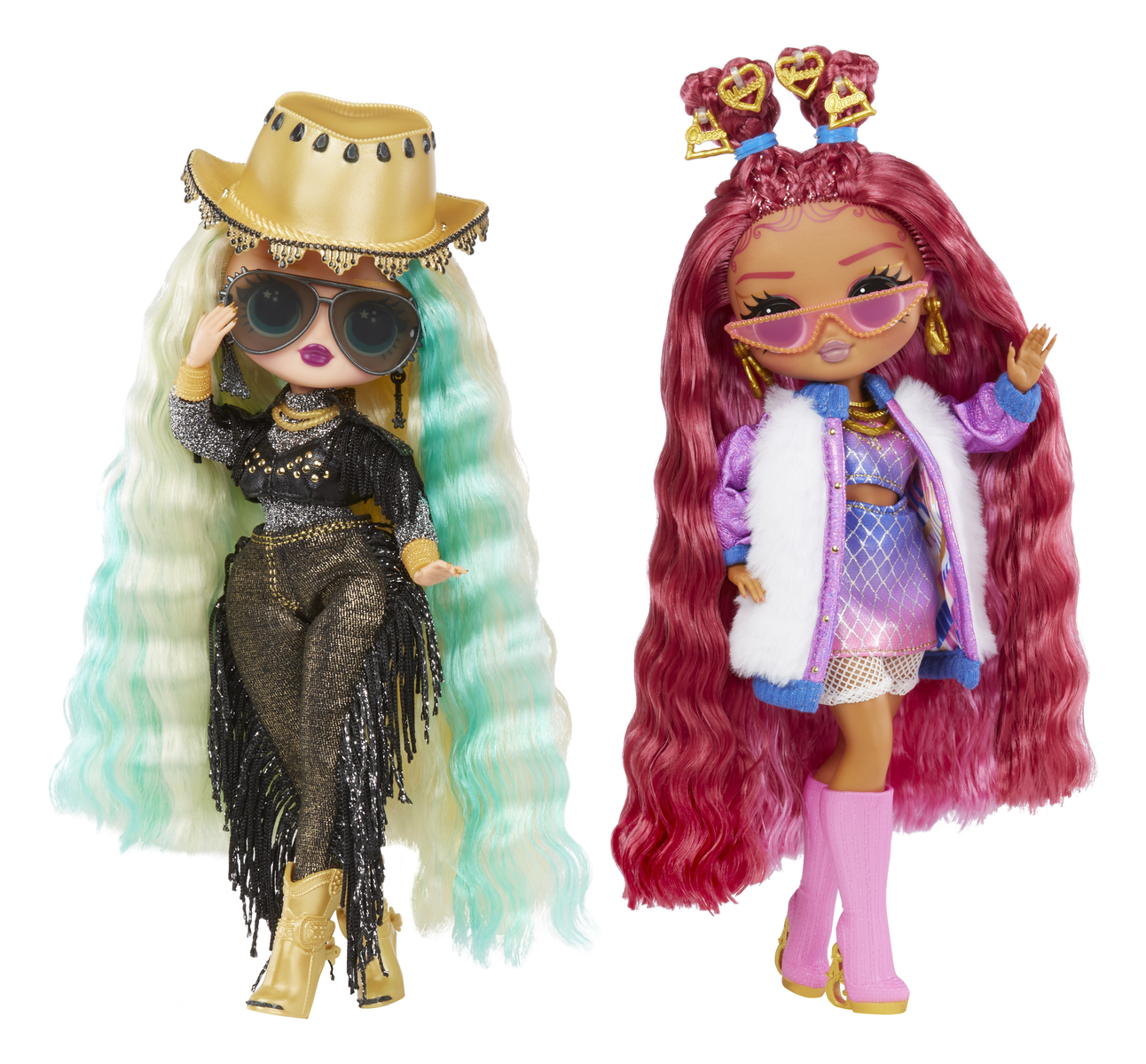 Dwie lalki ubrane w stylowe ubrania, jedna w kapeluszu, druga w różowych butach, na białym tle.