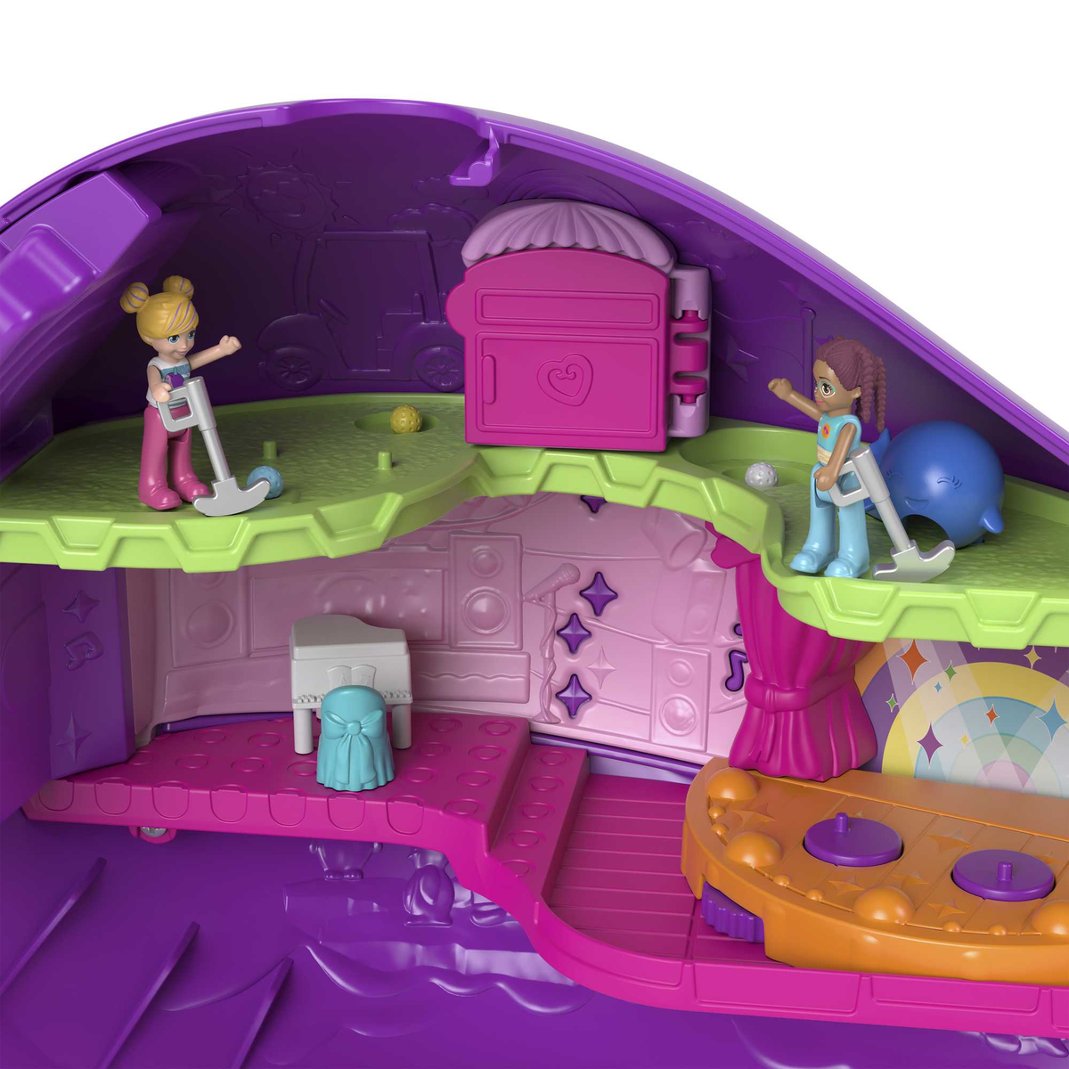 Ein lila Polly Pocket Spielset mit zwei Puppen, die Golf spielen, einer Bühne und einem Klavier.