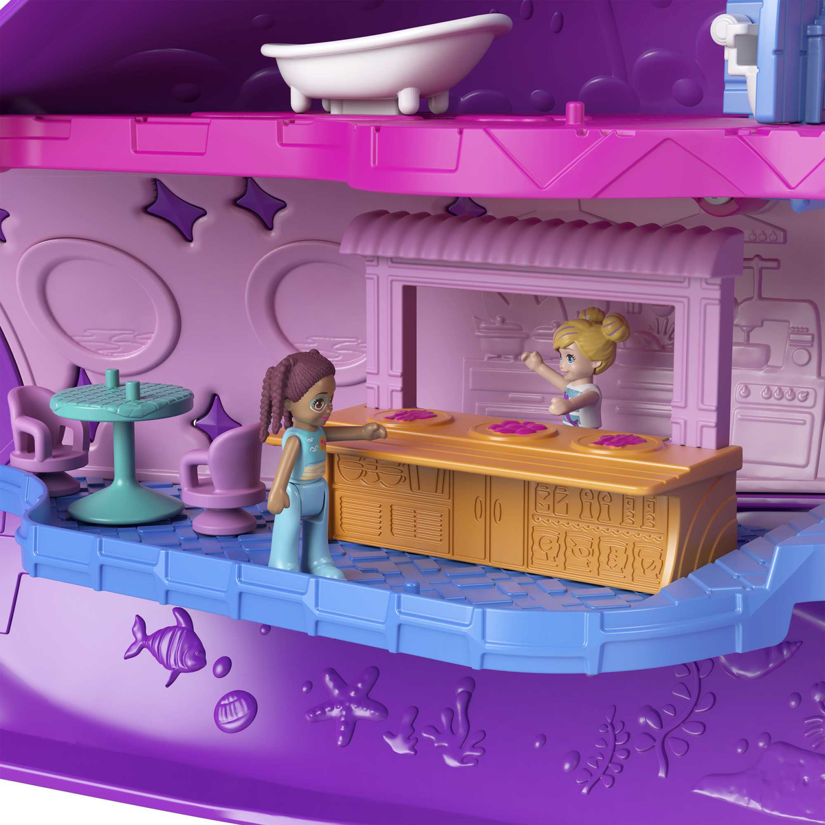 Innenraum eines Puppenhauses mit Miniaturfiguren. Eine Küche und ein Essbereich mit Puppen vorhanden.