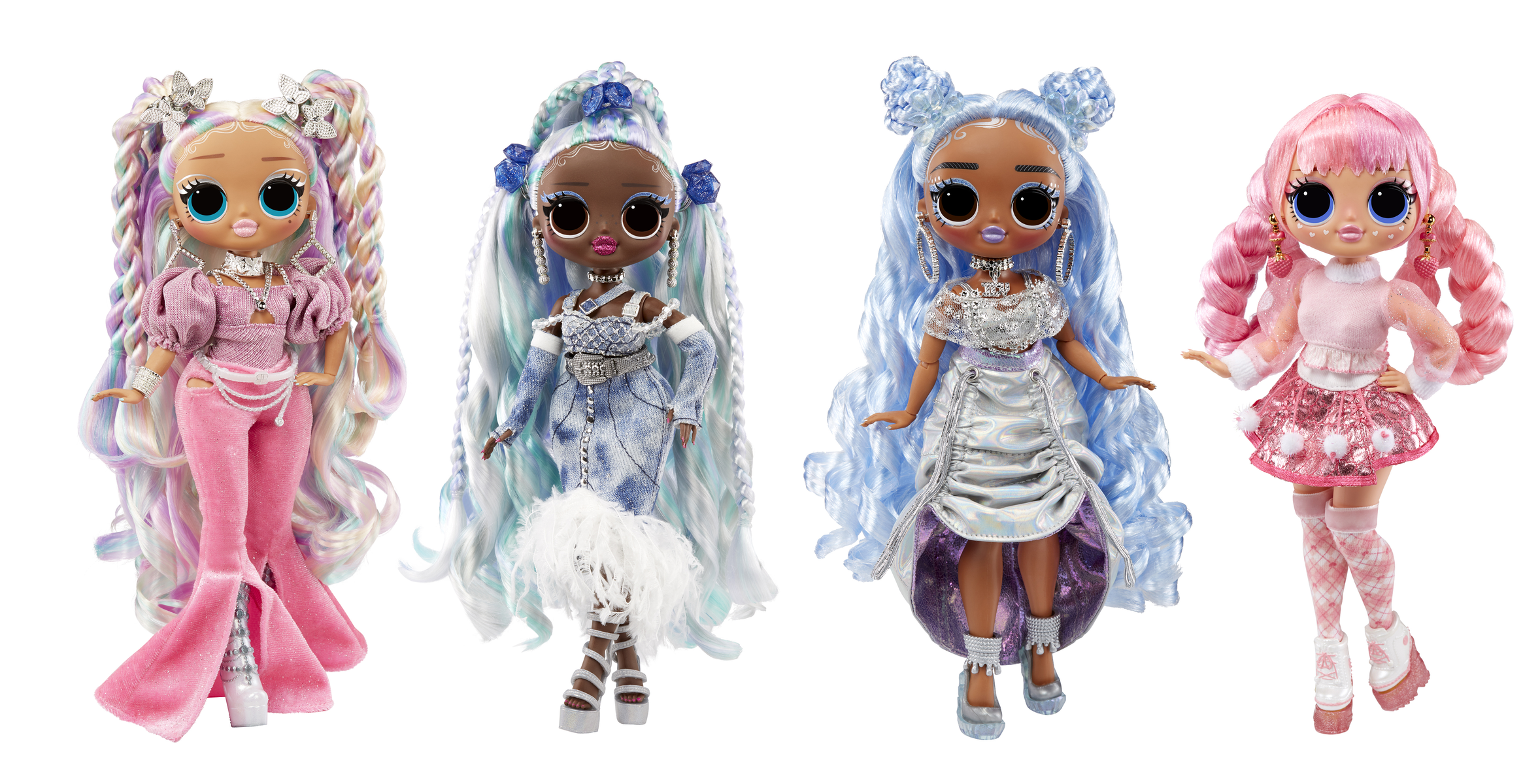 Cztery lalki LOL Surprise OMG. Mają różne kolory włosów i stroje. Wszystkie lalki patrzą do przodu.