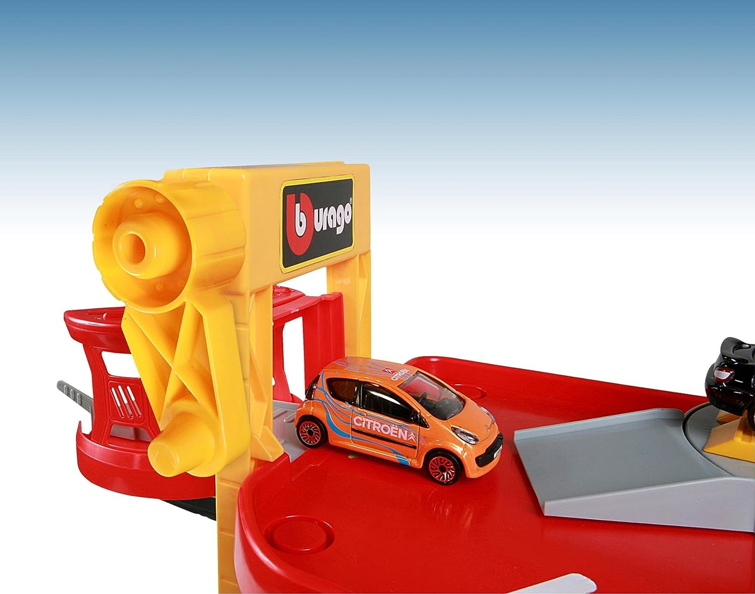 Un juego de garaje de juguete con un coche levantado por un elevador. El elevador es amarillo, el coche es naranja.
