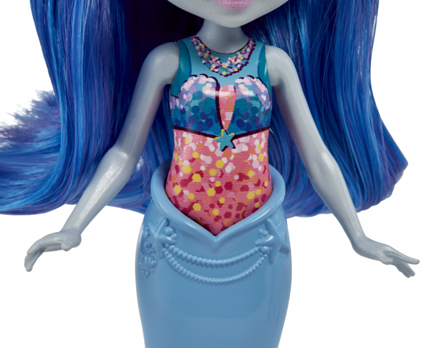 Lalka z niebieskimi włosami i strojem syreny. Białe tło, zbliżenie.