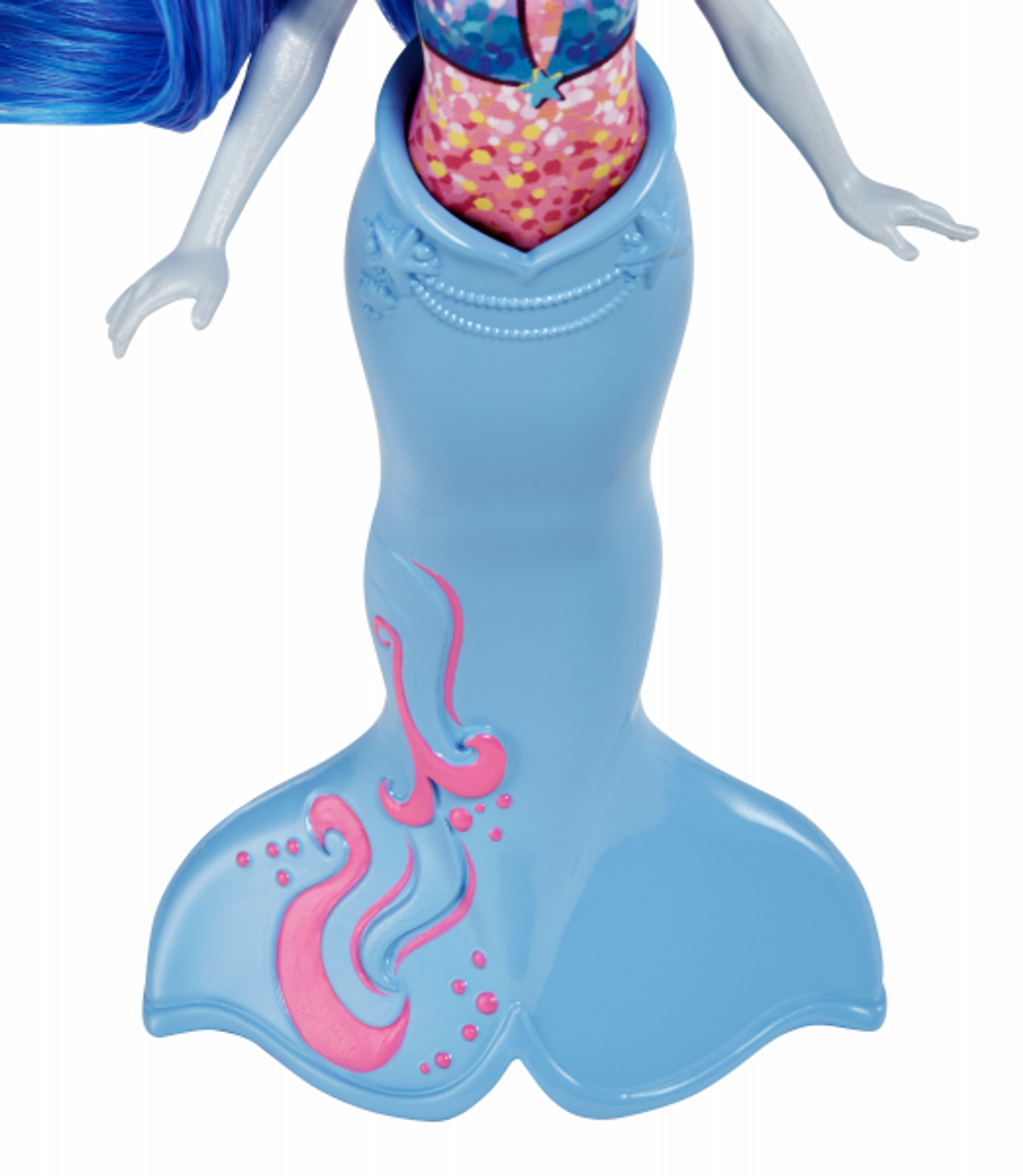Ogon lalki syreny. Ogon jest jasnoniebieski z różowymi wzorami w kształcie fali.