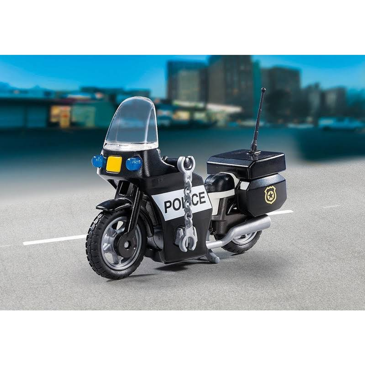 Czarny motocykl policyjny. Ma syrenę, szybę przednią i schowek.